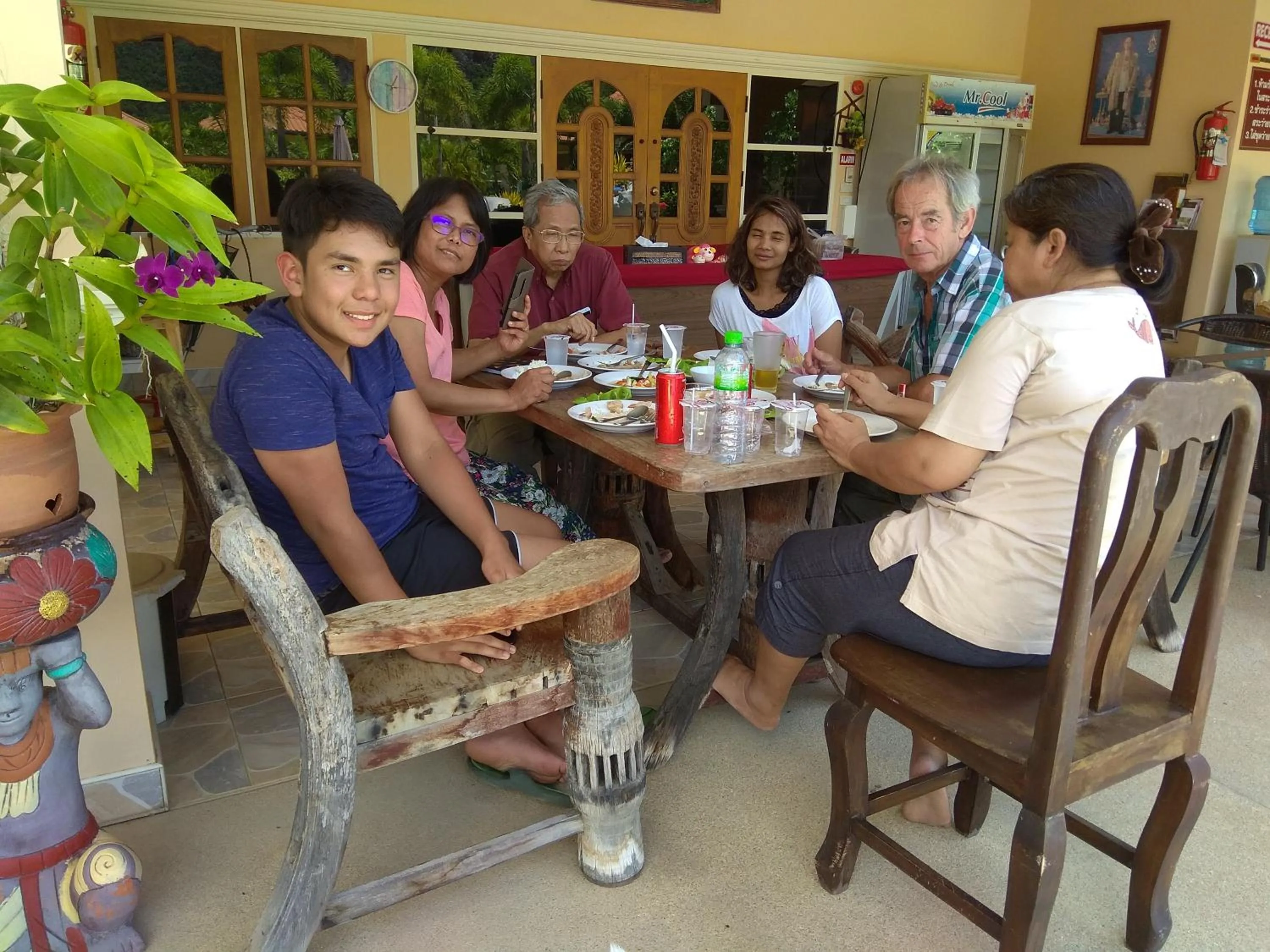 Restaurant/places to eat in Stella Resort