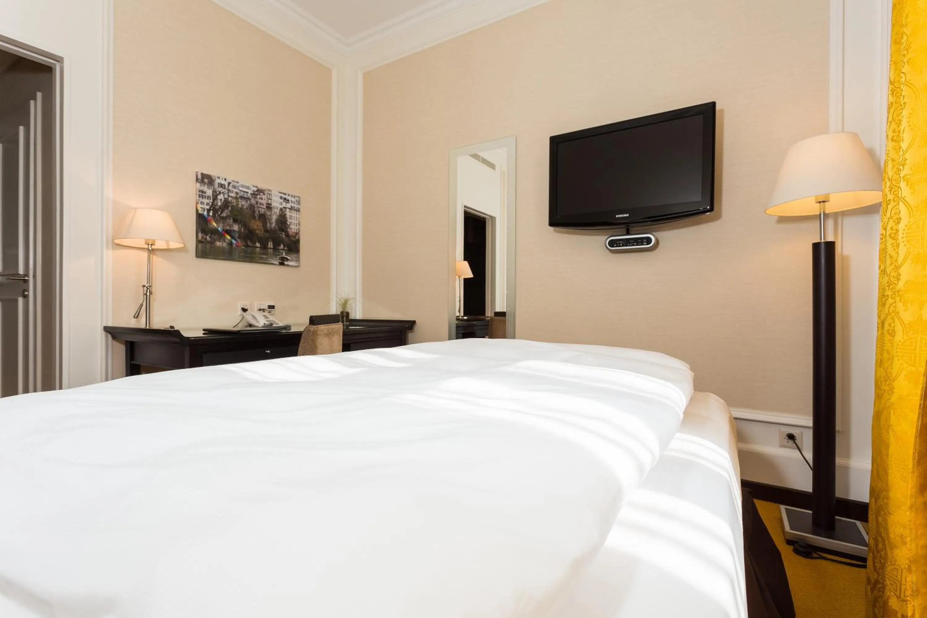 Photo of the whole room, Bed in Hotel Euler Basel