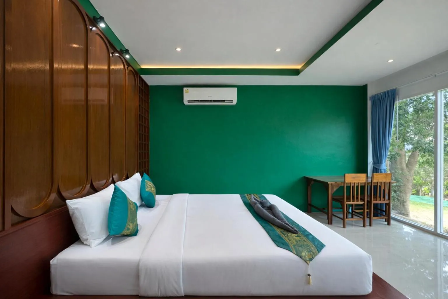 Bed in Phi Phi Chang Grand Resort