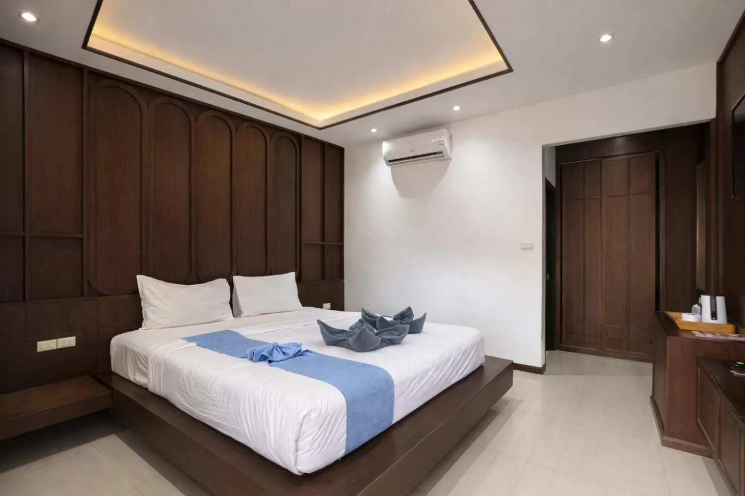 Photo of the whole room, Bed in Phi Phi Chang Grand Resort