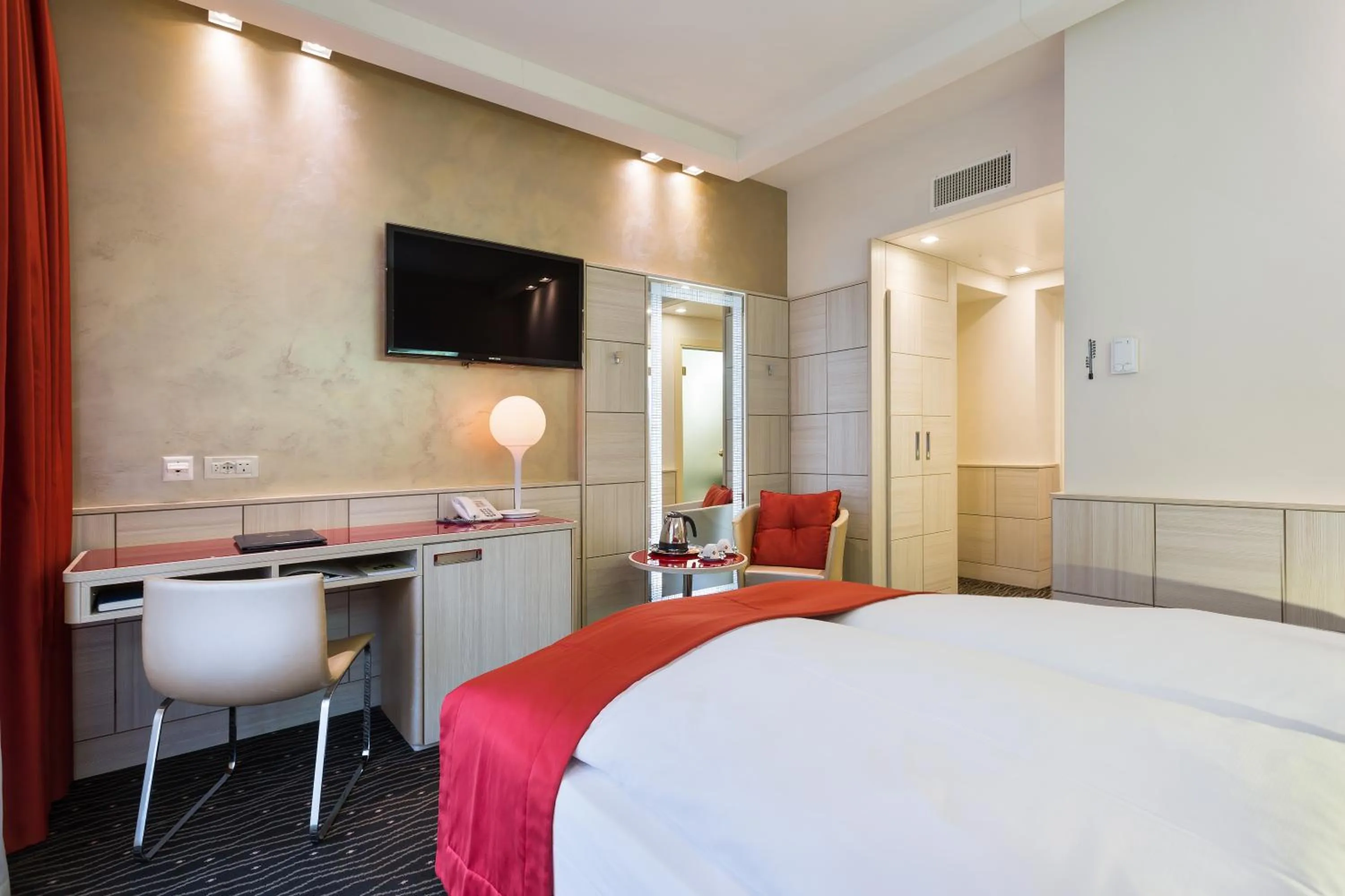 Photo of the whole room, Bed in Hotel St.Gotthard