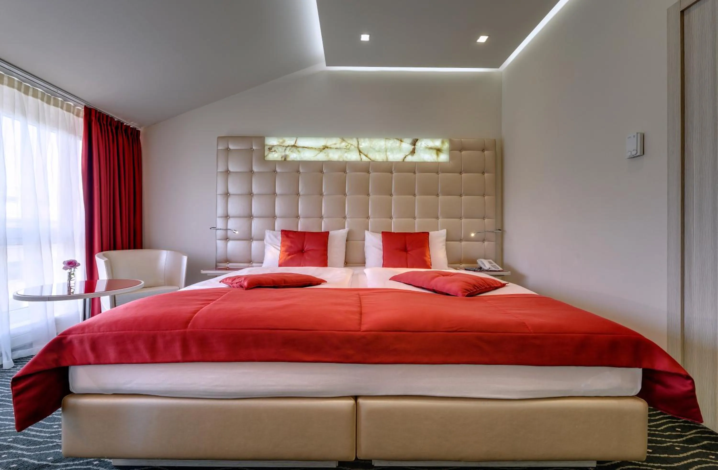 Photo of the whole room, Bed in Hotel St.Gotthard