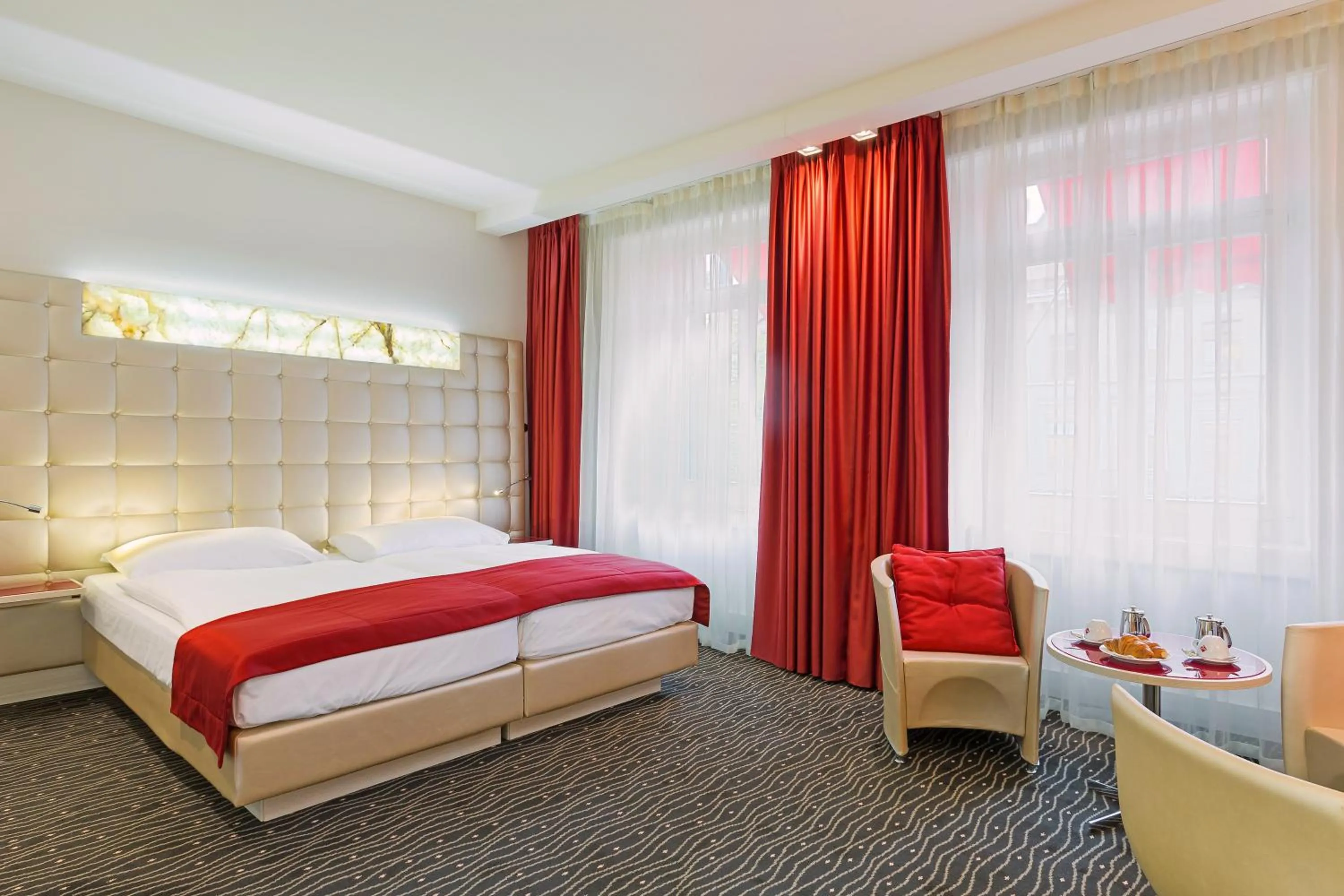 Photo of the whole room, Bed in Hotel St.Gotthard