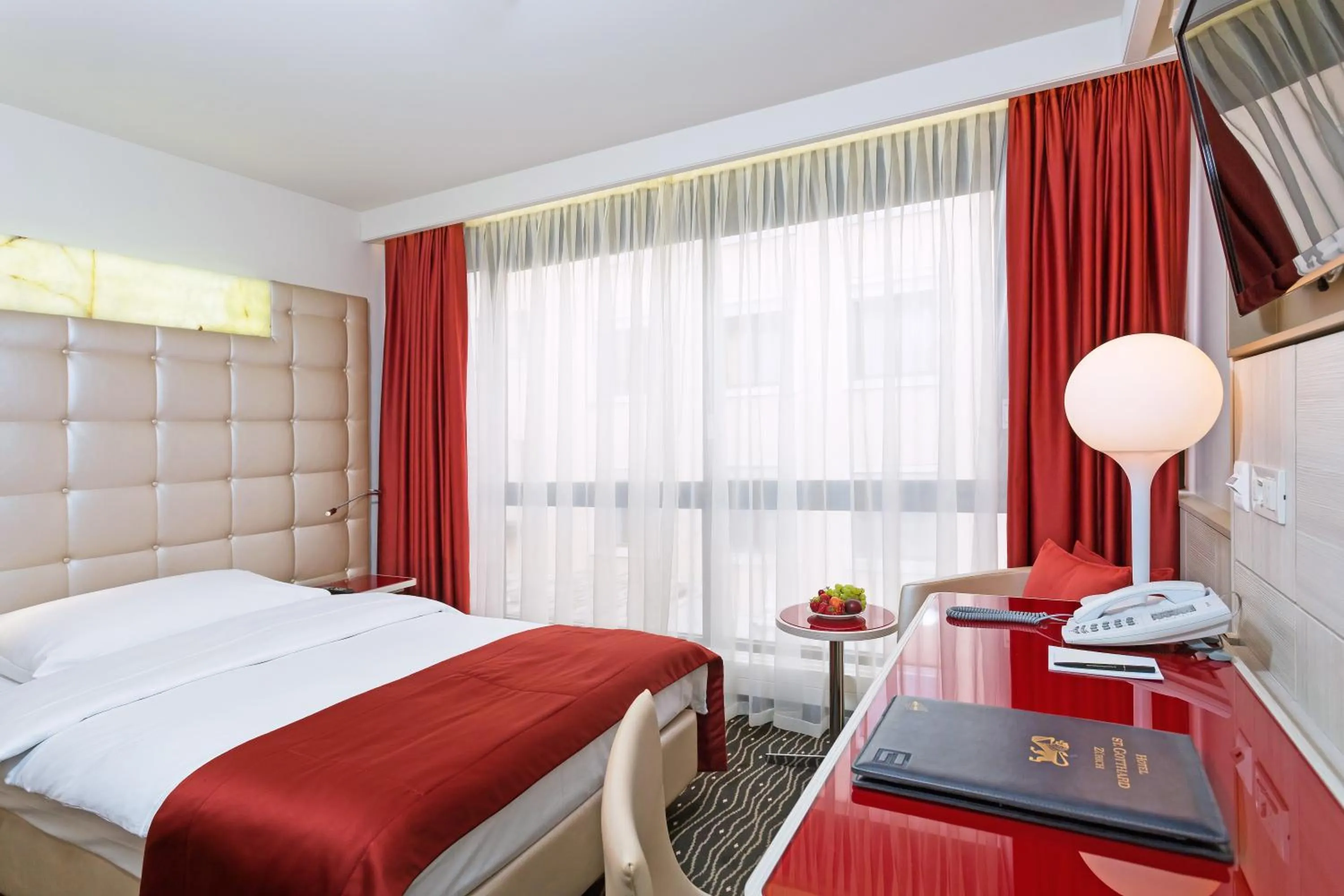 Photo of the whole room, Bed in Hotel St.Gotthard