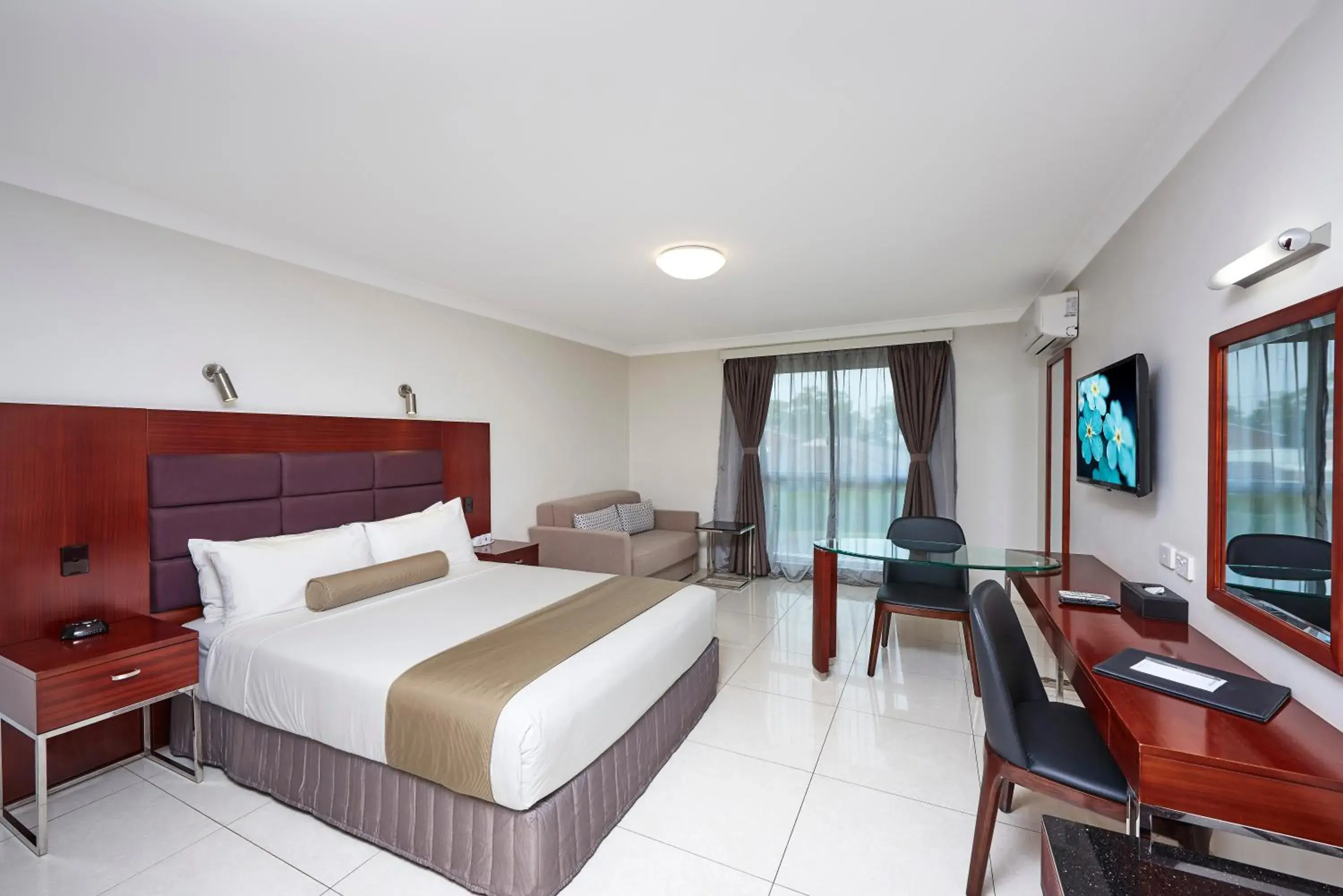 Deluxe Queen Room in Best Western Casula Motor Inn Deluxe Queen Room in Best Western Casula Motor Inn