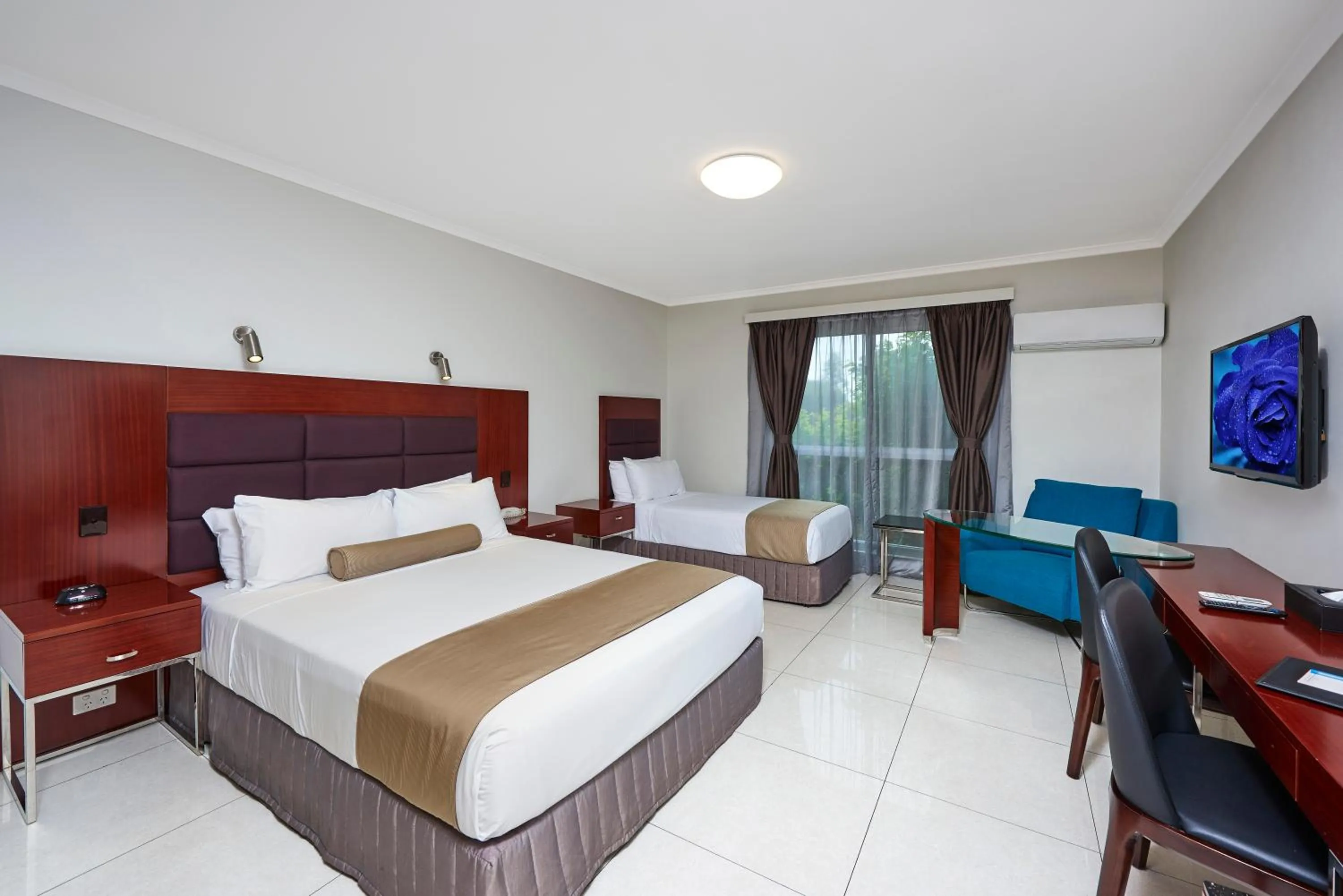 Photo of the whole room, Bed in Best Western Casula Motor Inn