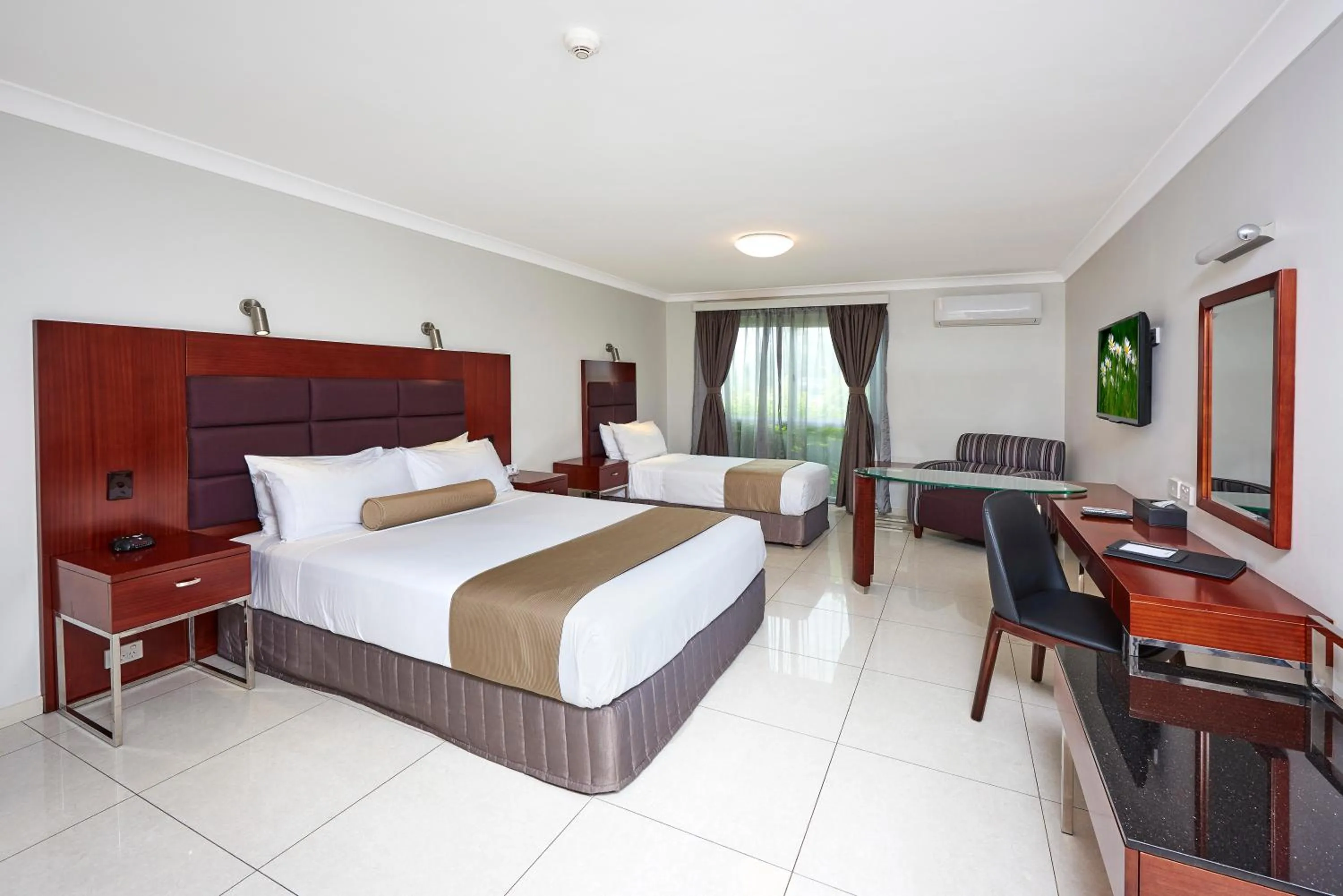 Photo of the whole room, Bed in Best Western Casula Motor Inn