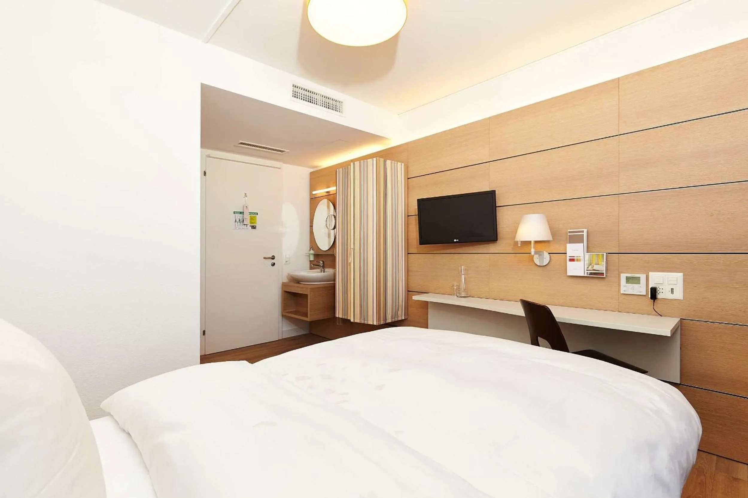 Photo of the whole room, Bed in Steinenschanze Charming City & Garden Hotel