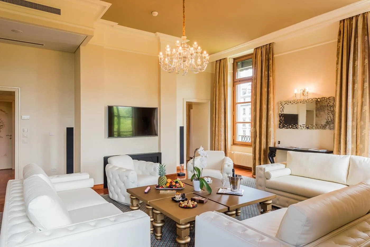 TV and multimedia in Hôtel Métropole Genève