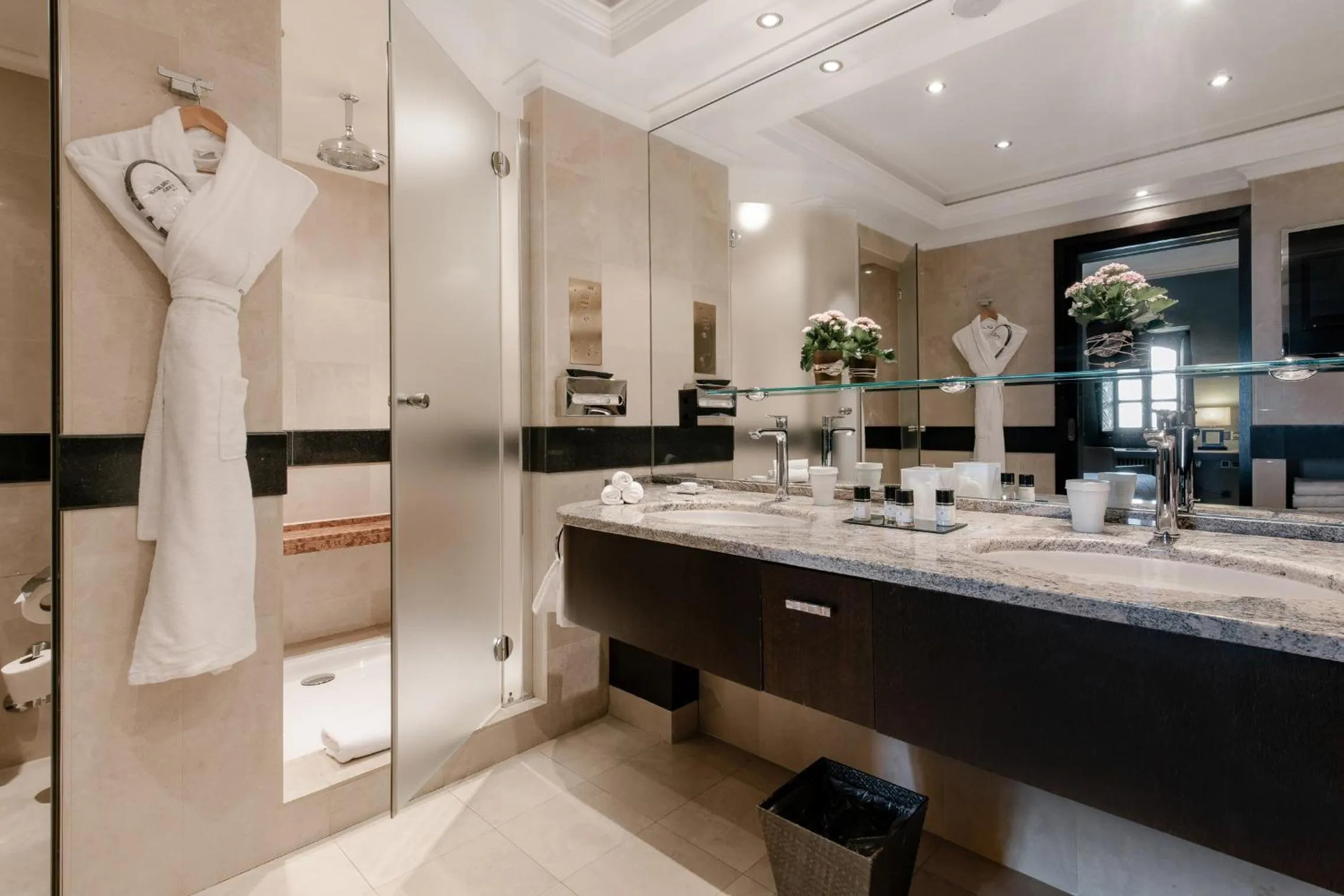 Lounge or bar in Hôtel Métropole Genève