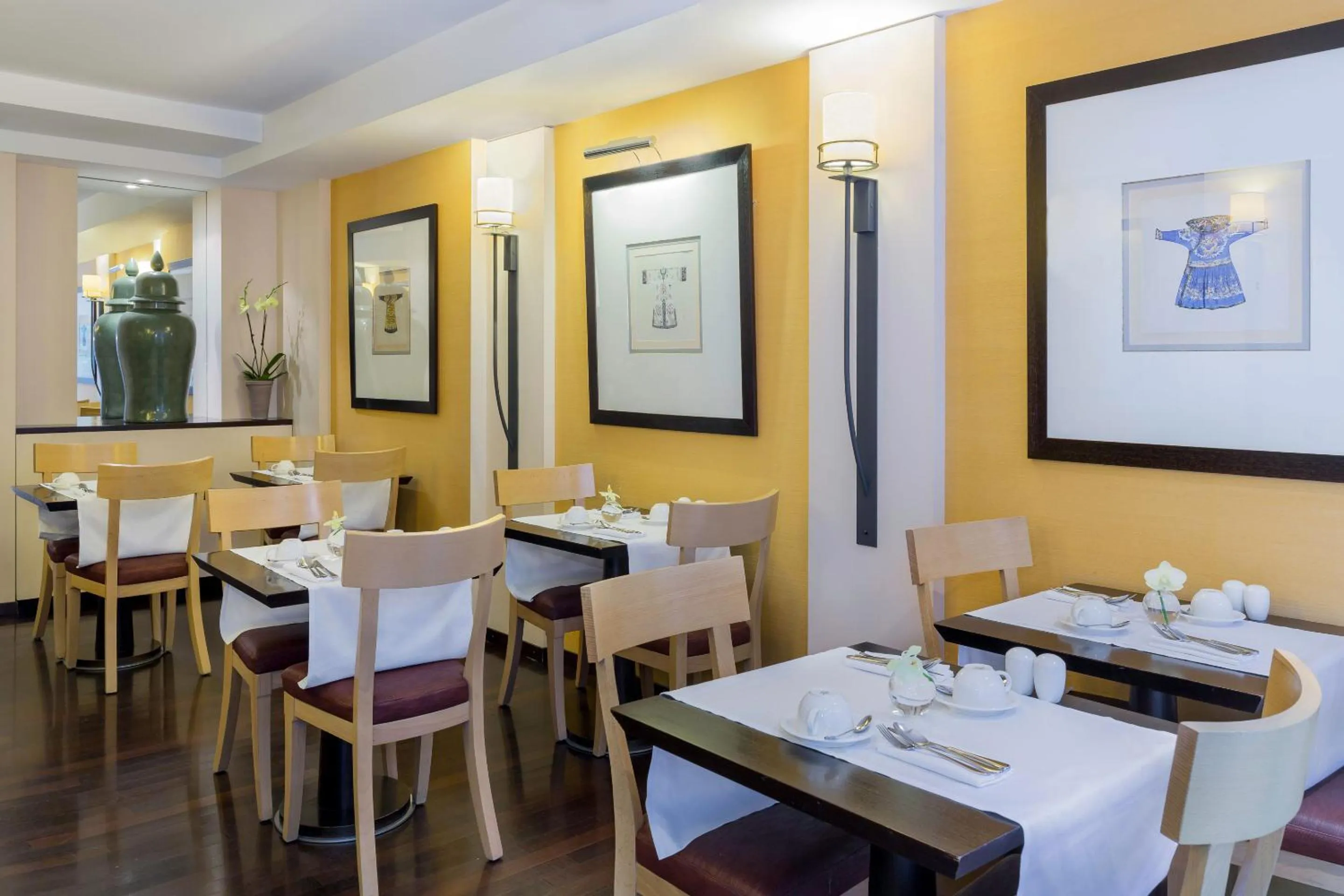 Seating area in Jade Manotel