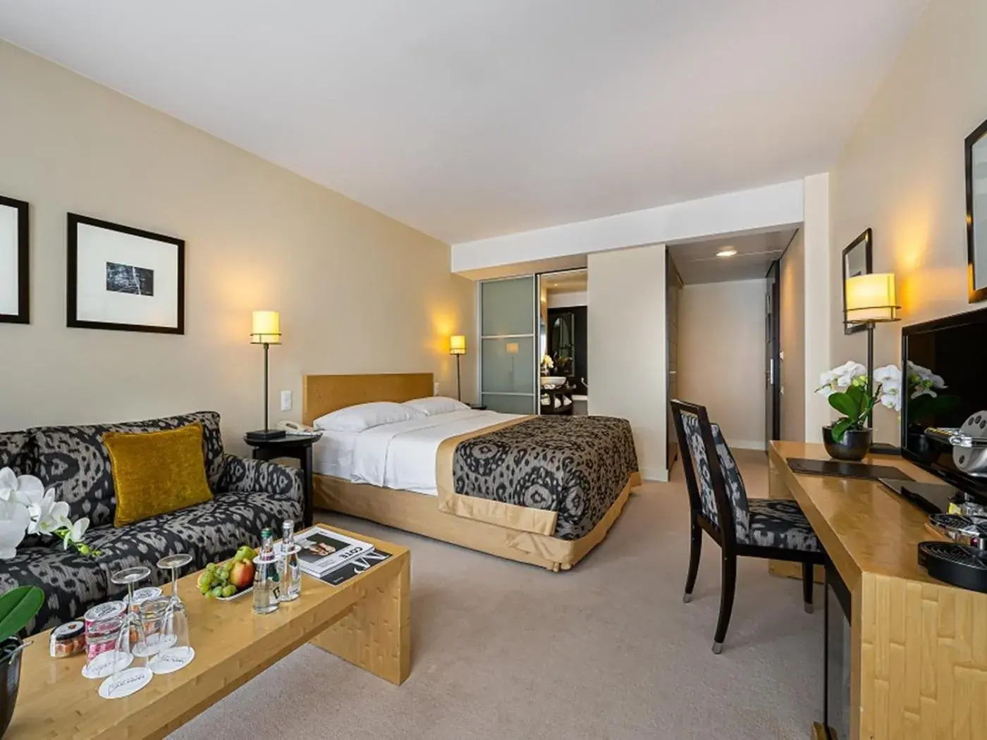 Bed in Jade Manotel Bed in Jade Manotel