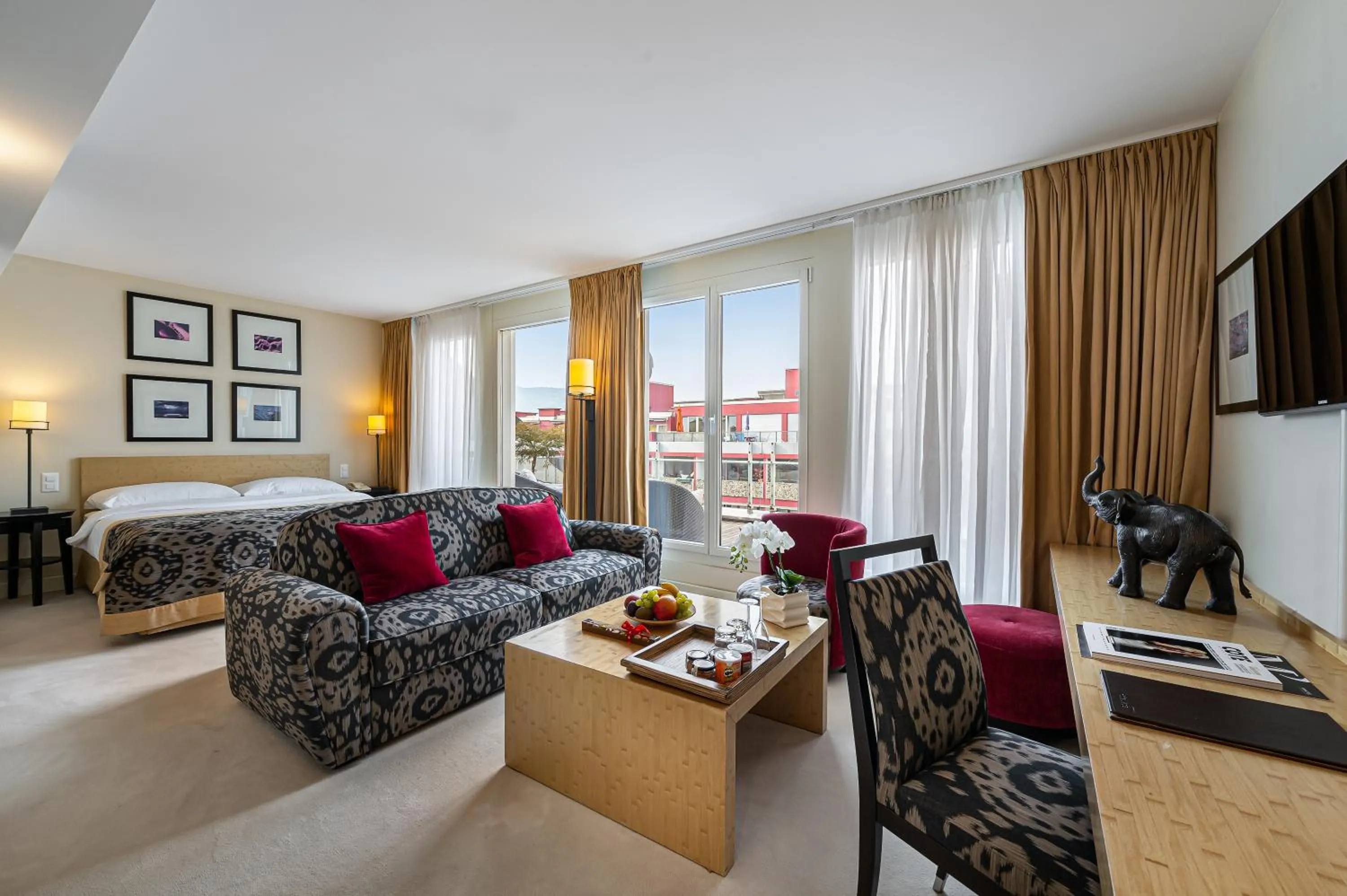 Decorative detail in Jade Manotel