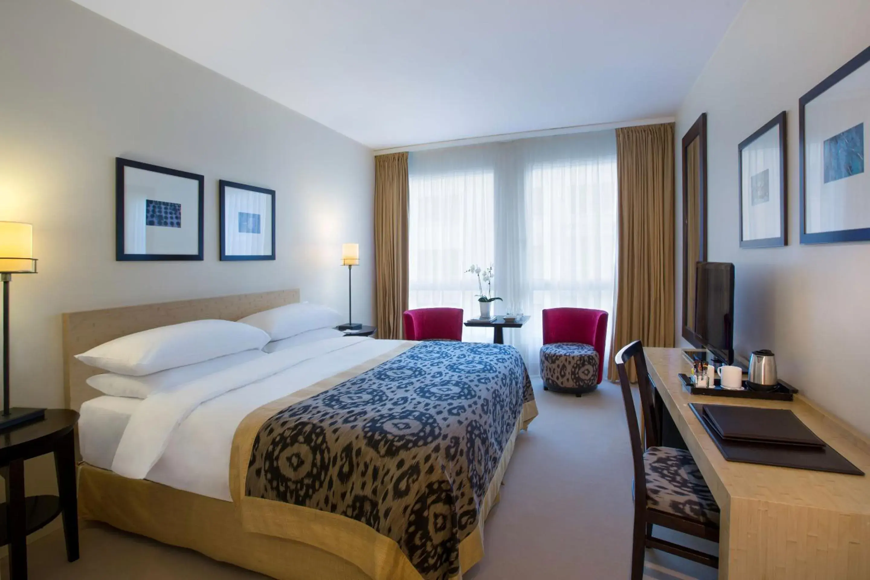 Bedroom, Bed in Jade Manotel Bedroom, Bed in Jade Manotel