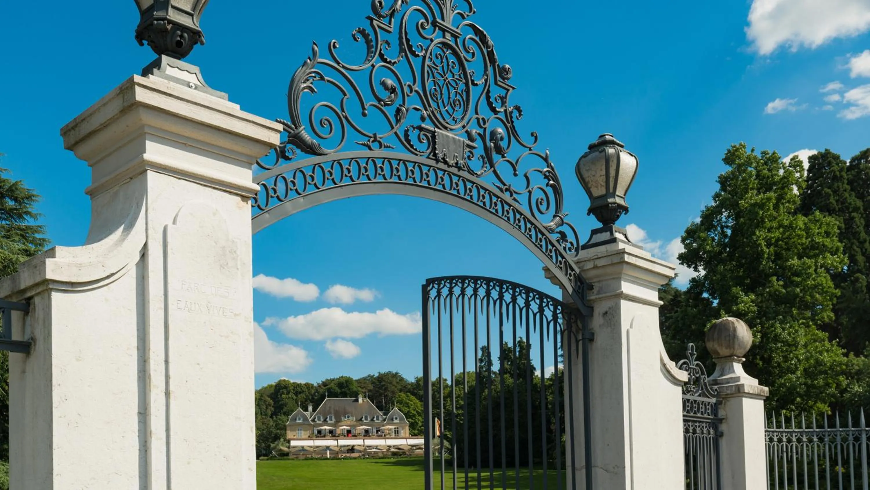 Facade/entrance in Hôtel Résidence Parc des Eaux Vives