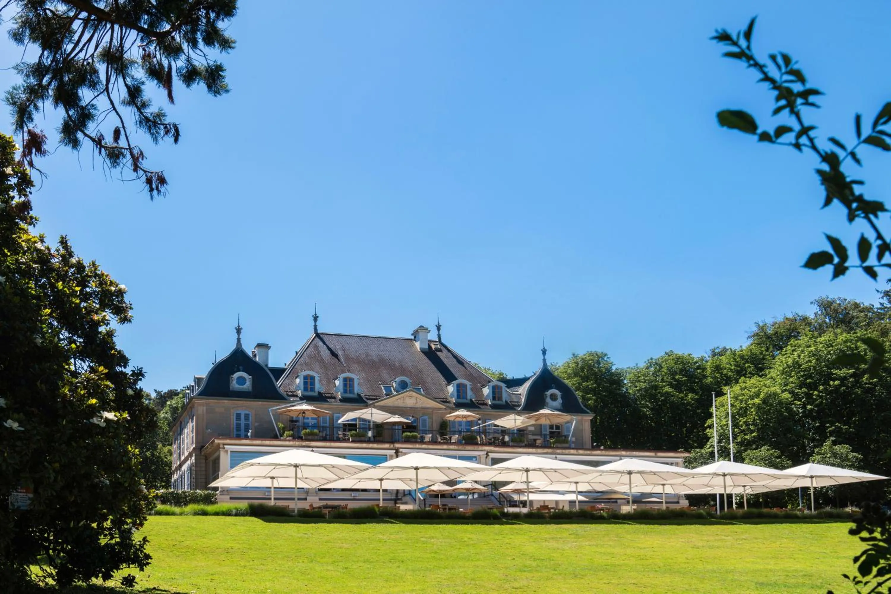 Property building in Hôtel Résidence Parc des Eaux Vives