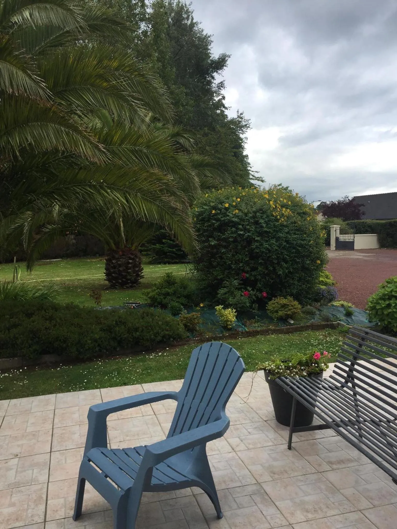 Côté jardin des Charmilles