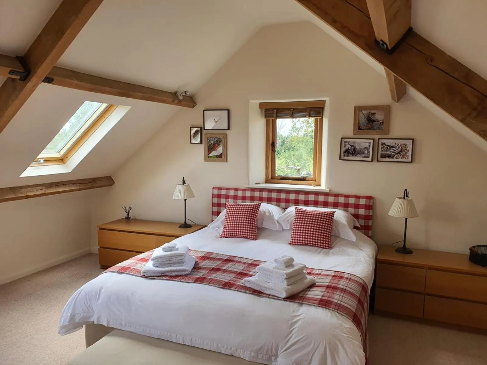 Bedroom, Bed in Yew Tree Cottage