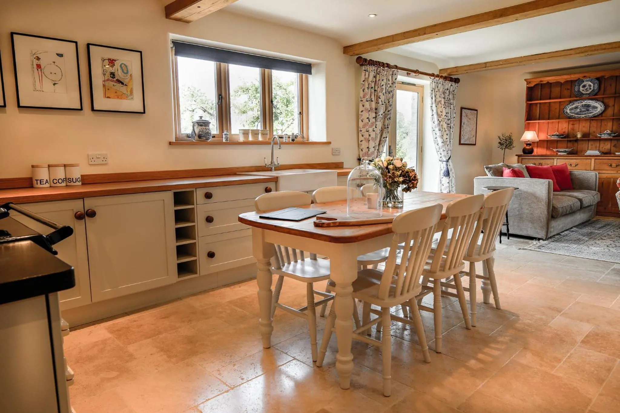 Kitchen or kitchenette in Yew Tree Cottage