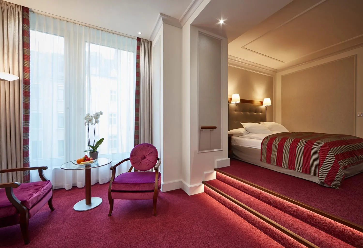 Bedroom, Bed in Hotel Schweizerhof Zürich