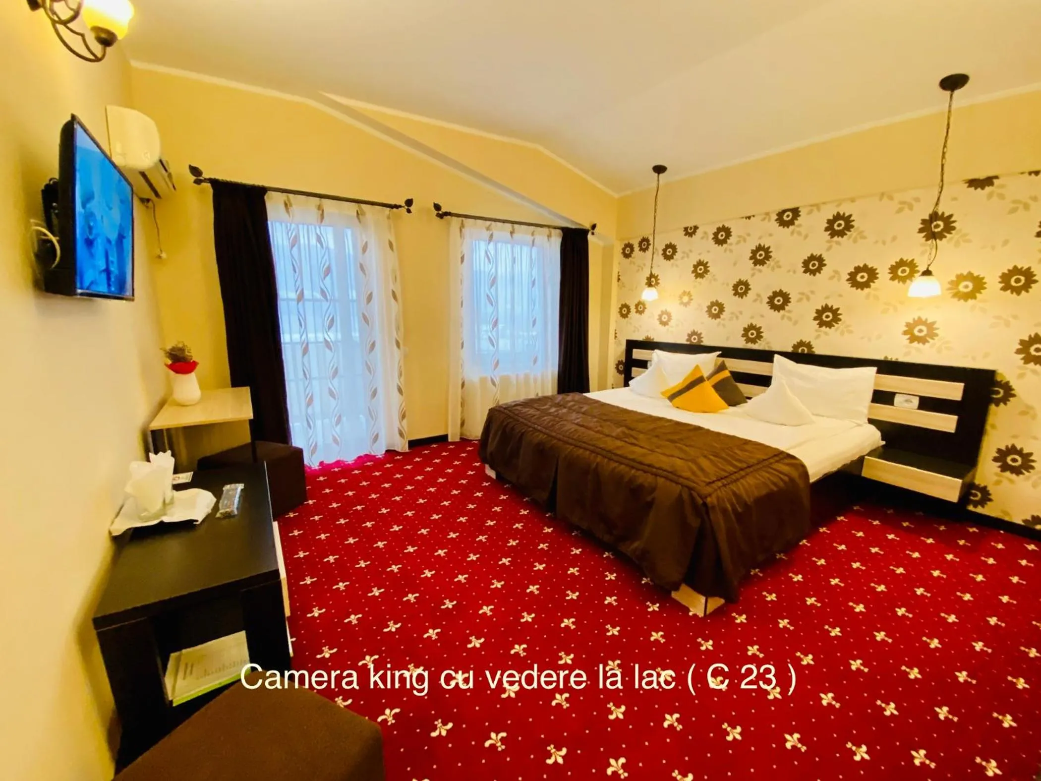 Bed in Pensiunea Camena