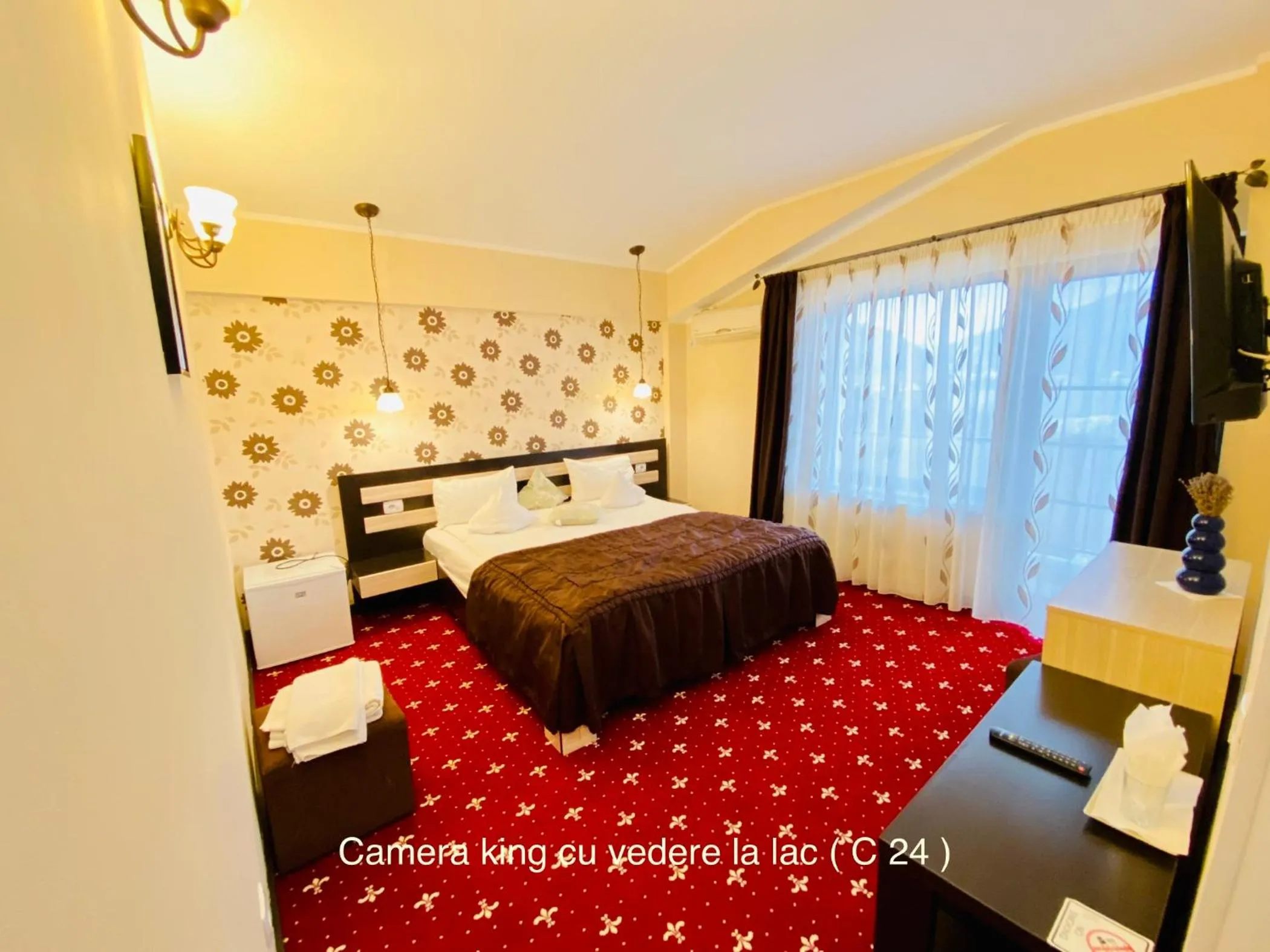 Bed in Pensiunea Camena