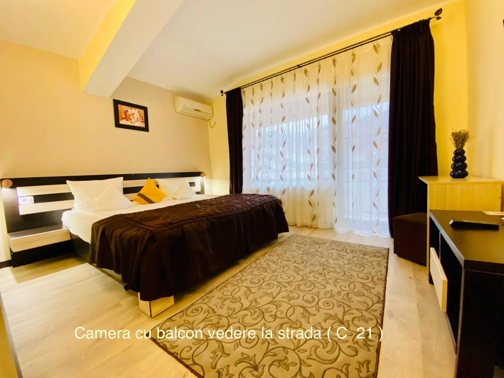 Bed in Pensiunea Camena