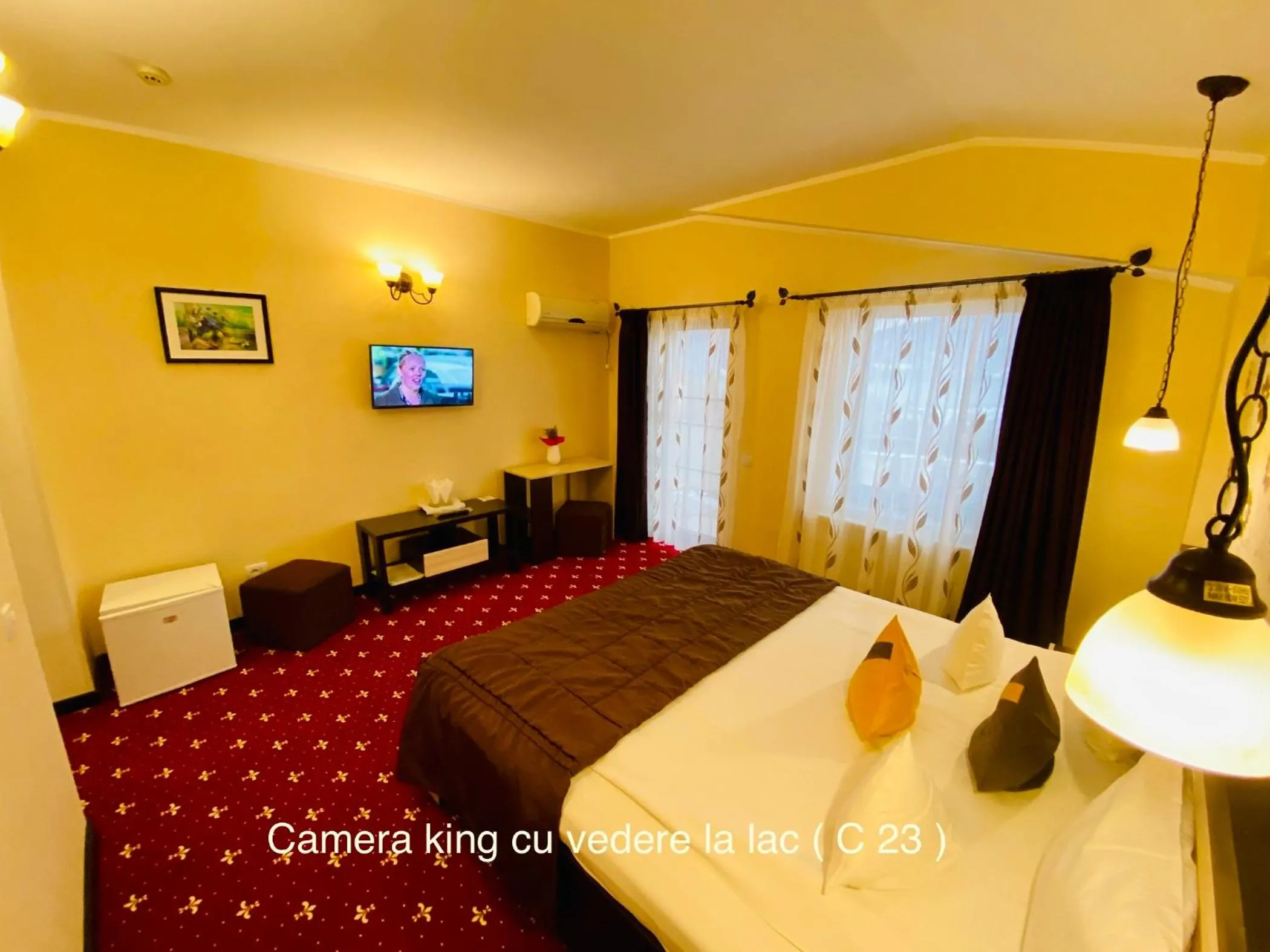 Bed in Pensiunea Camena