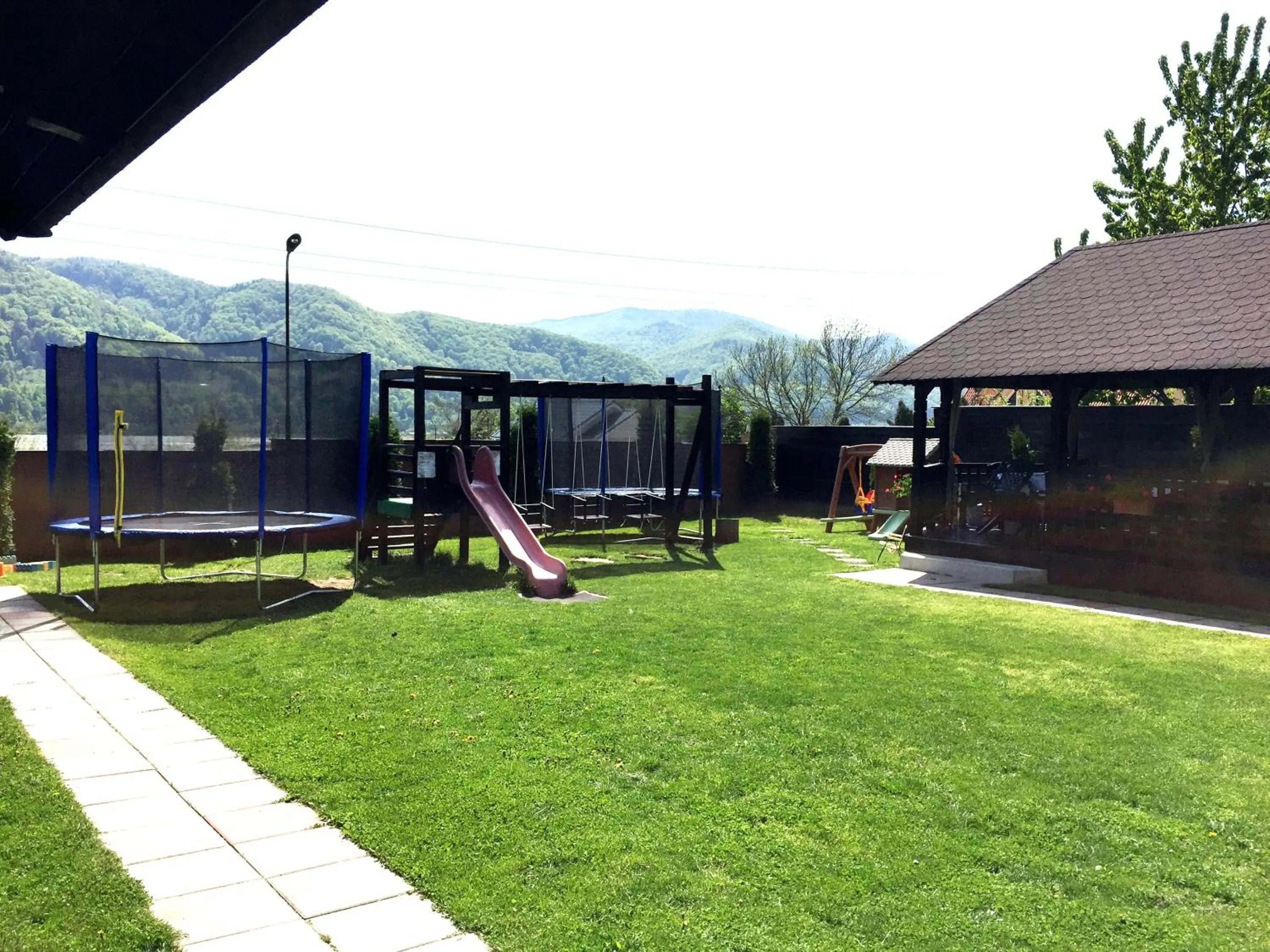 Restaurant/places to eat in Pensiunea Camena