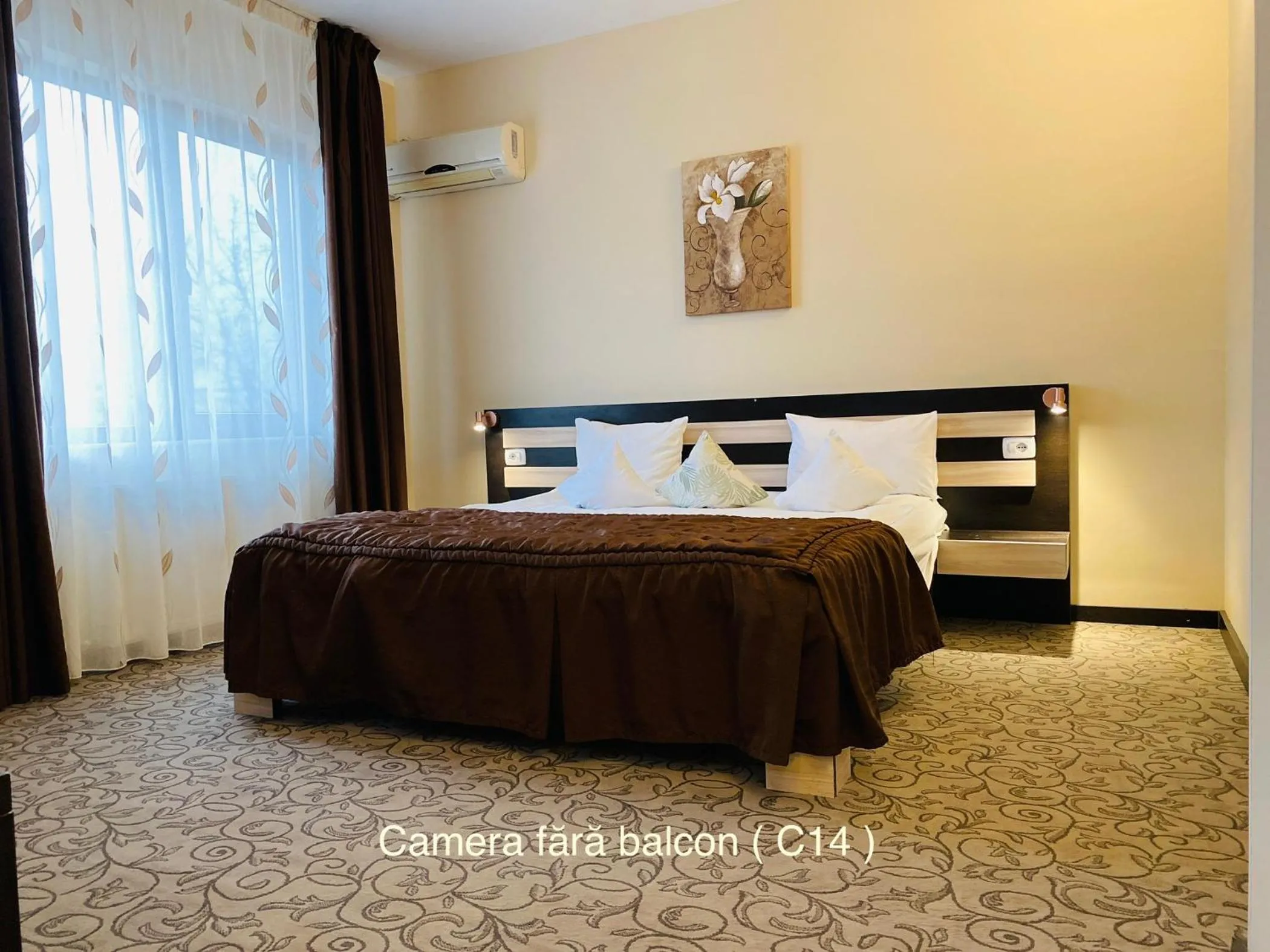 Bed in Pensiunea Camena