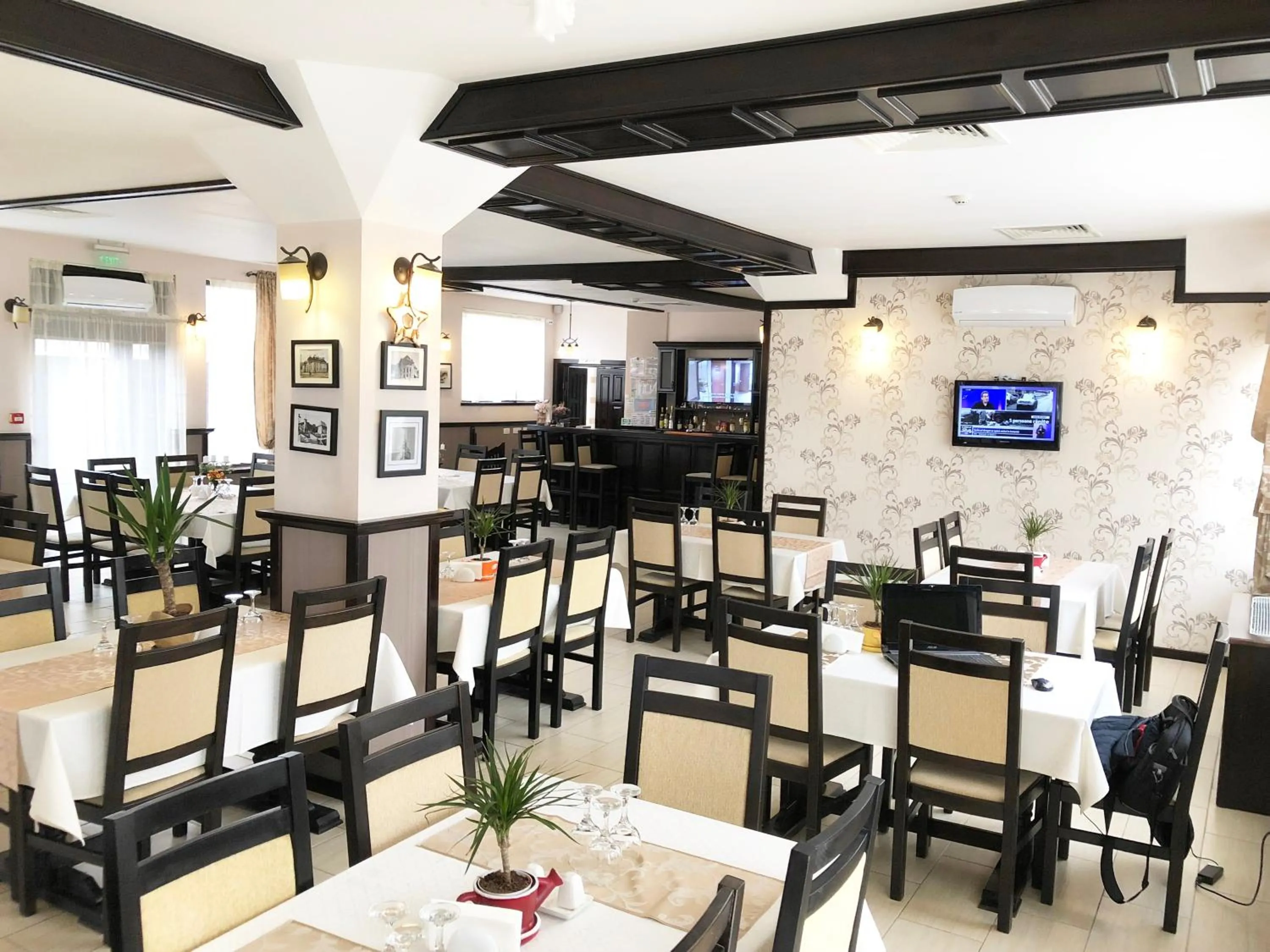 Restaurant/places to eat in Pensiunea Camena
