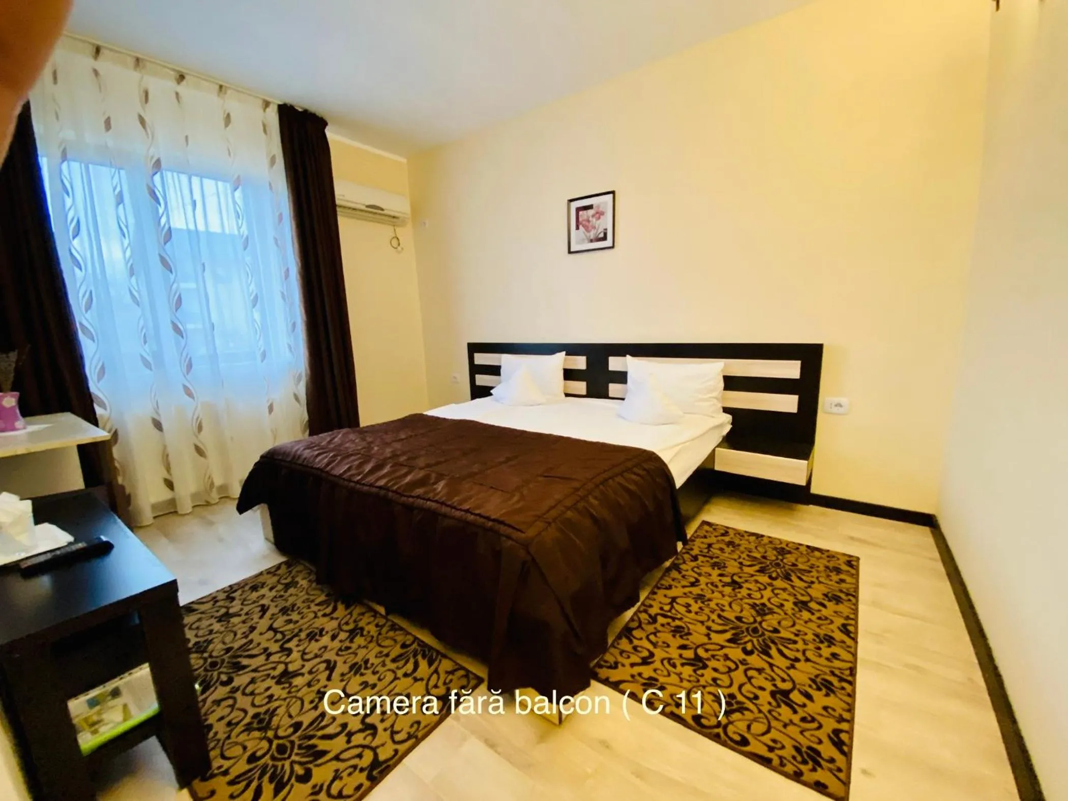 Bed in Pensiunea Camena