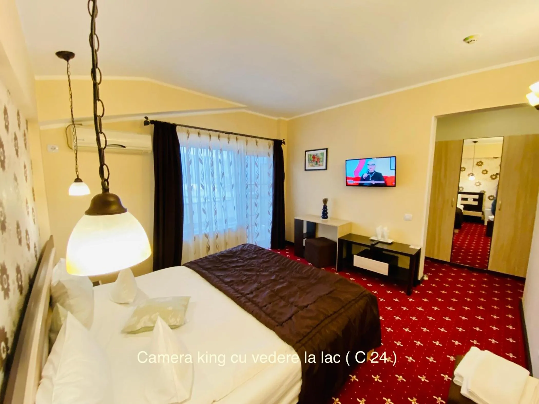 Bed in Pensiunea Camena