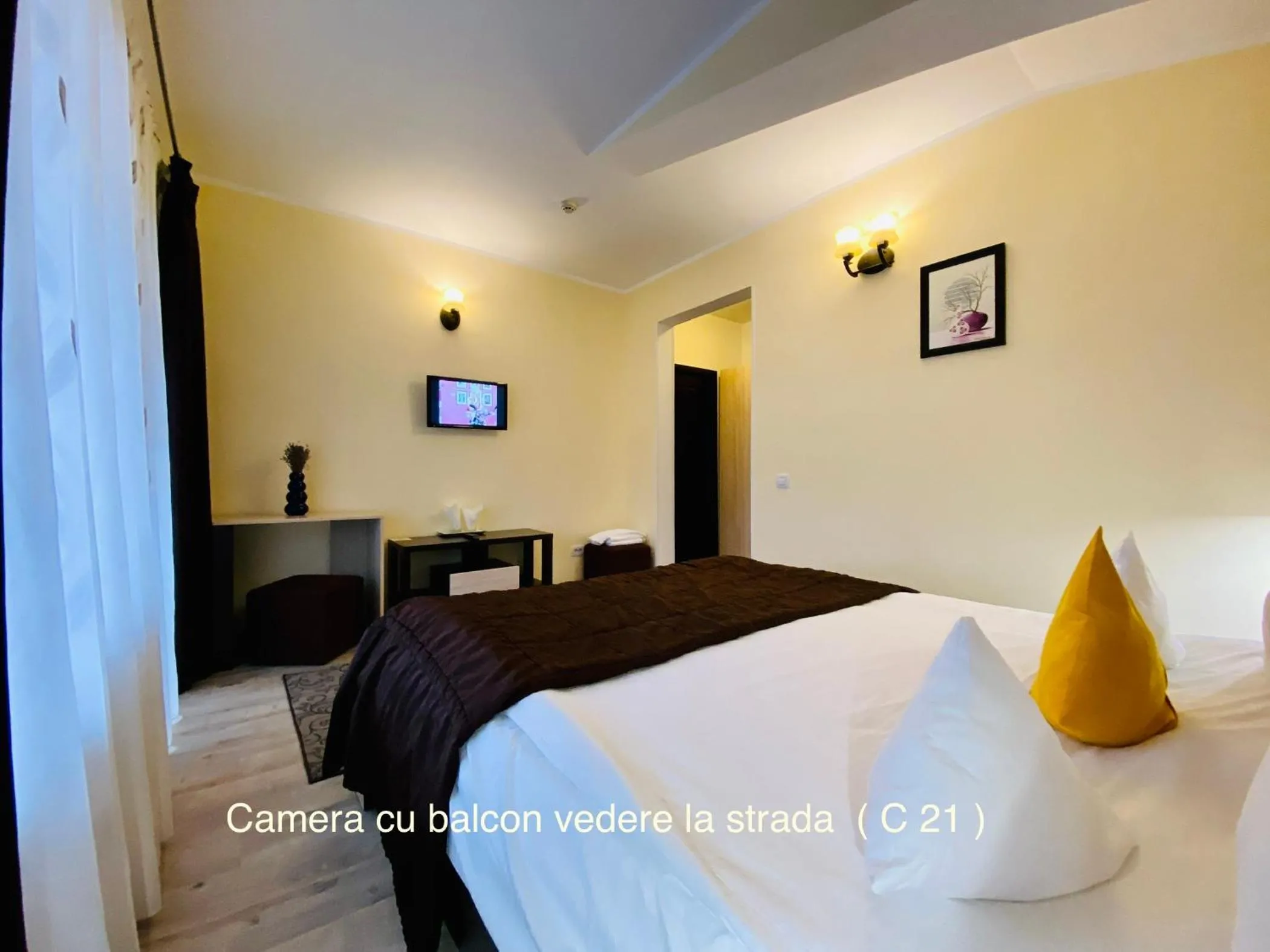 Bed in Pensiunea Camena