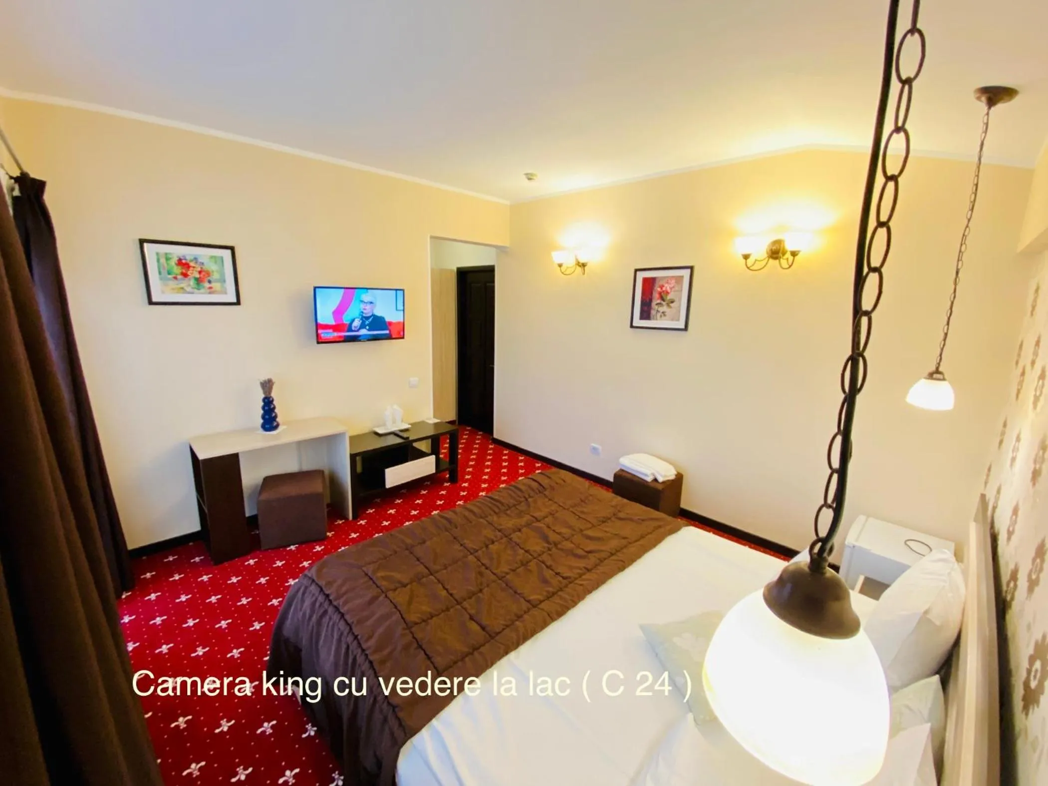 Bed in Pensiunea Camena