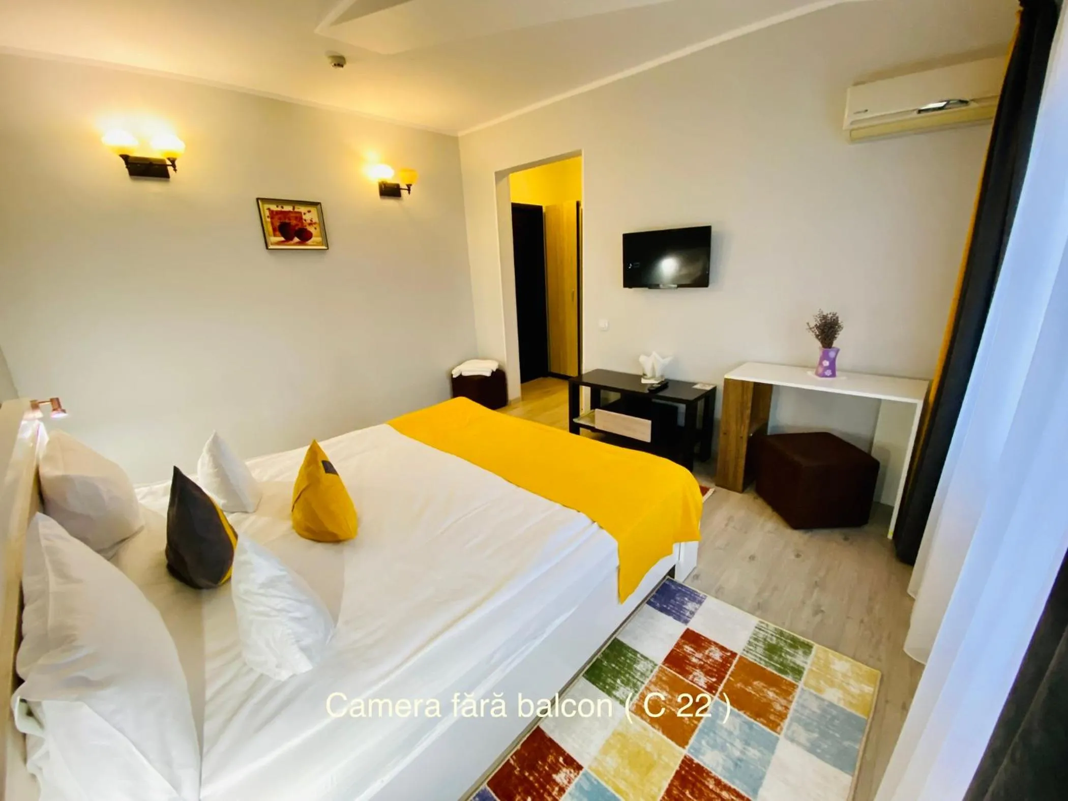 Bed in Pensiunea Camena