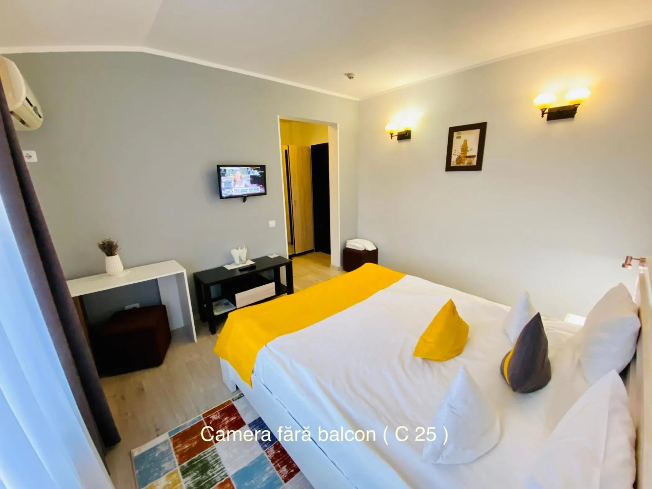 Bed in Pensiunea Camena