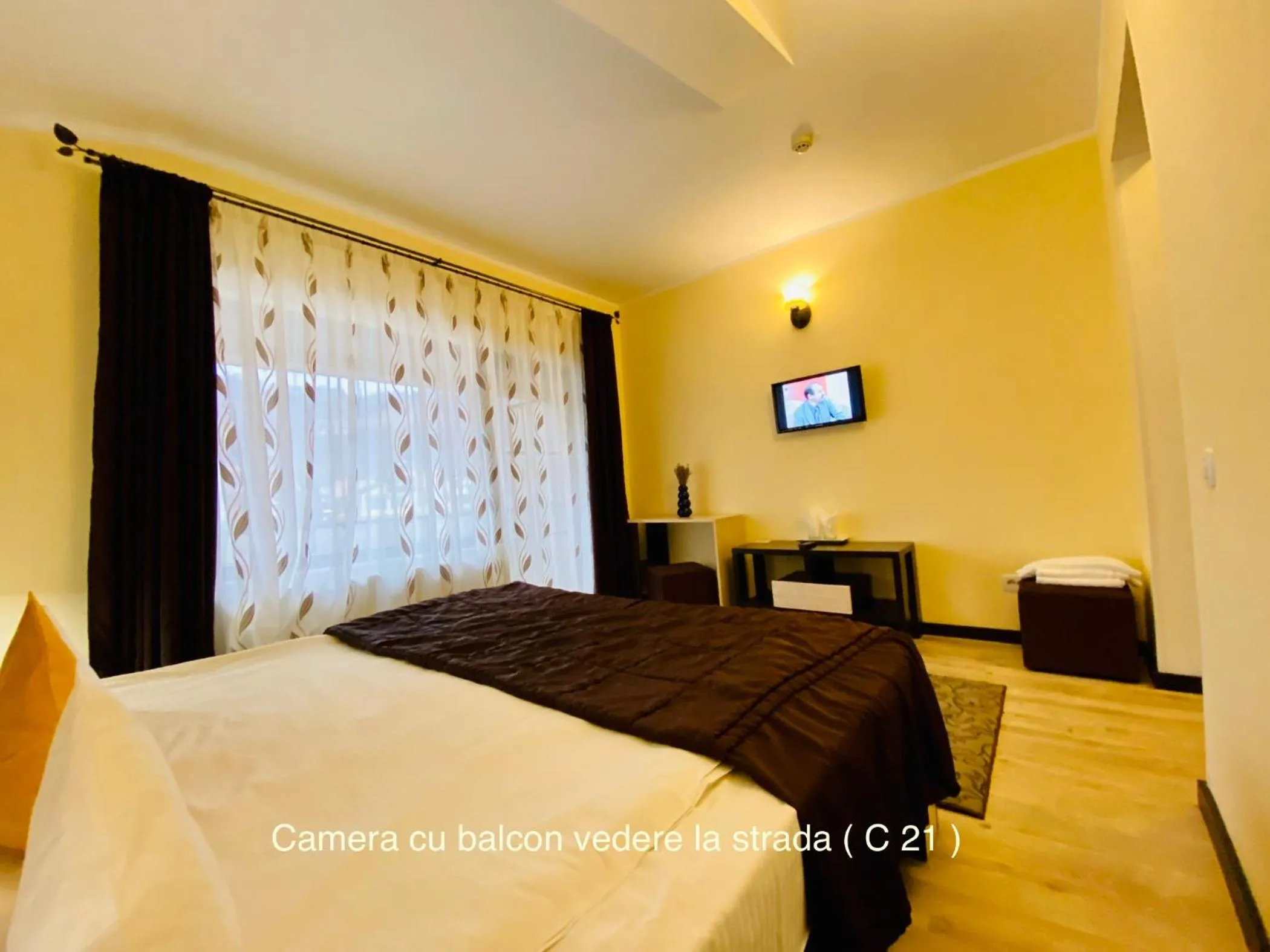 Bed in Pensiunea Camena