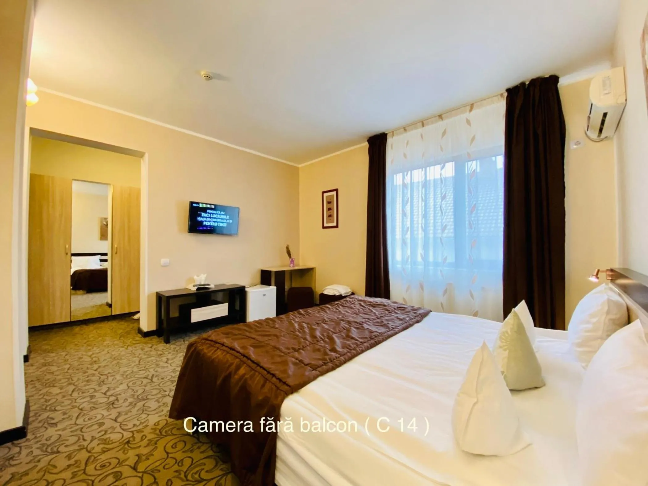 Bed in Pensiunea Camena