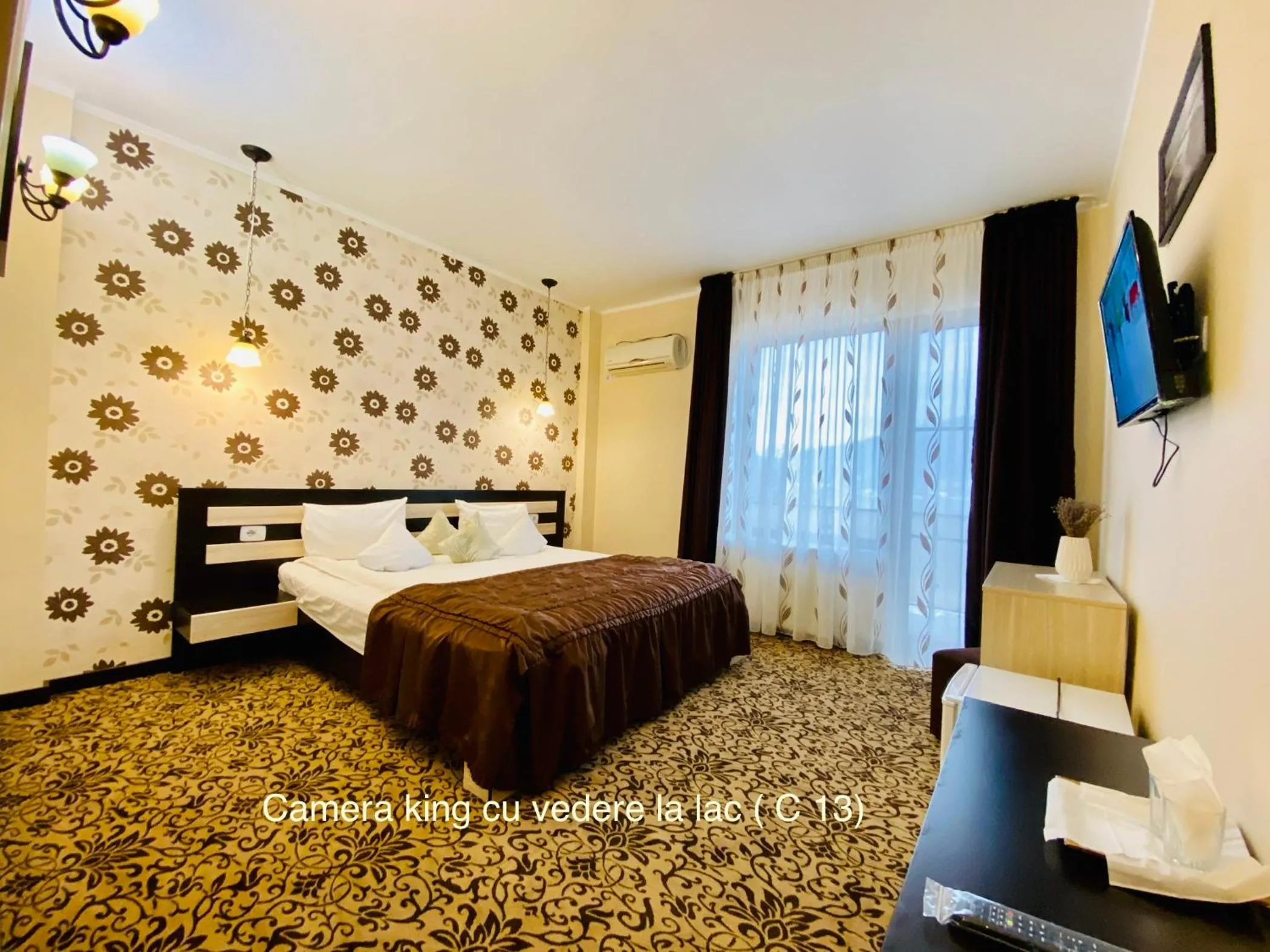 Bed in Pensiunea Camena