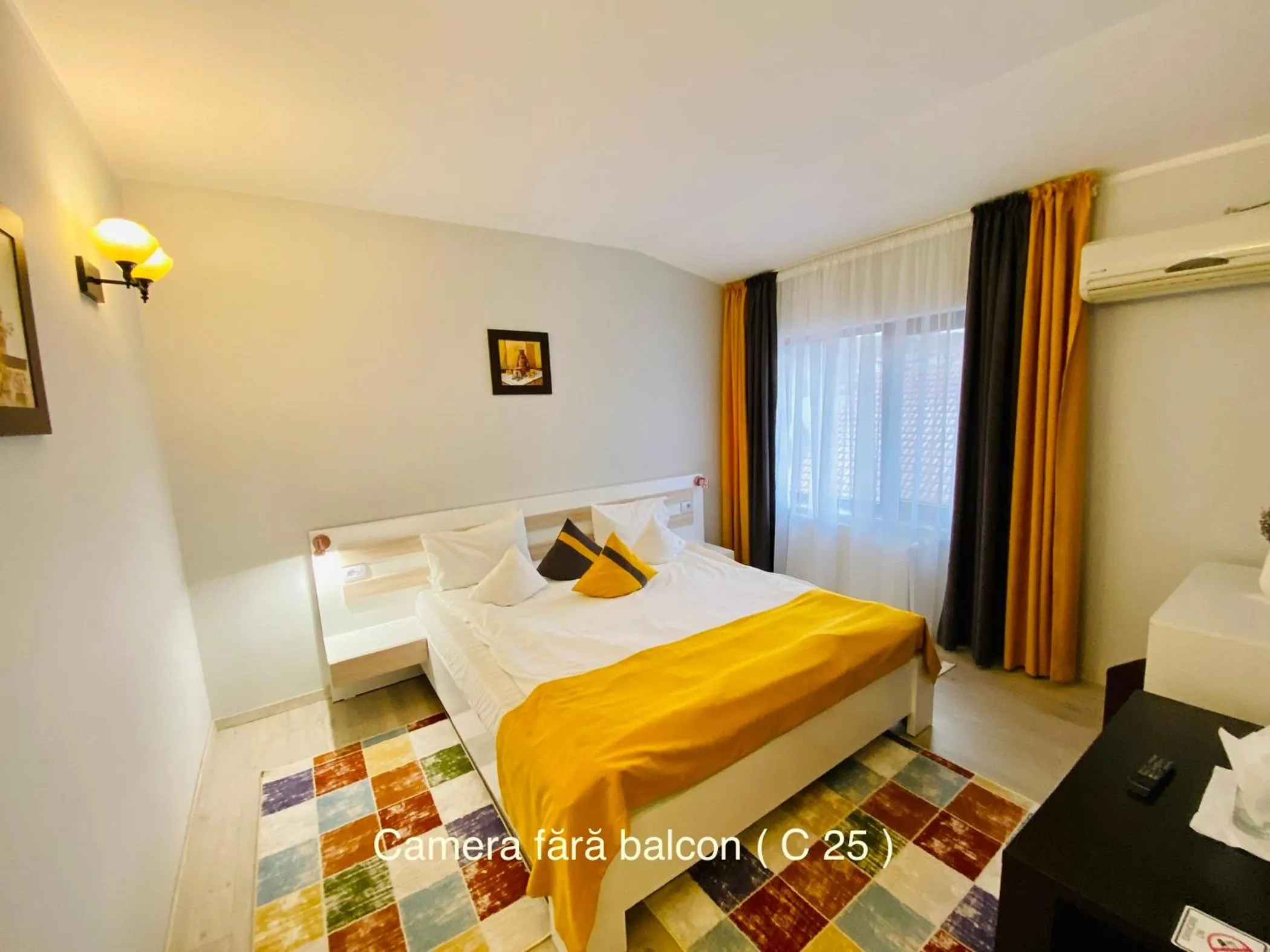 Bed in Pensiunea Camena