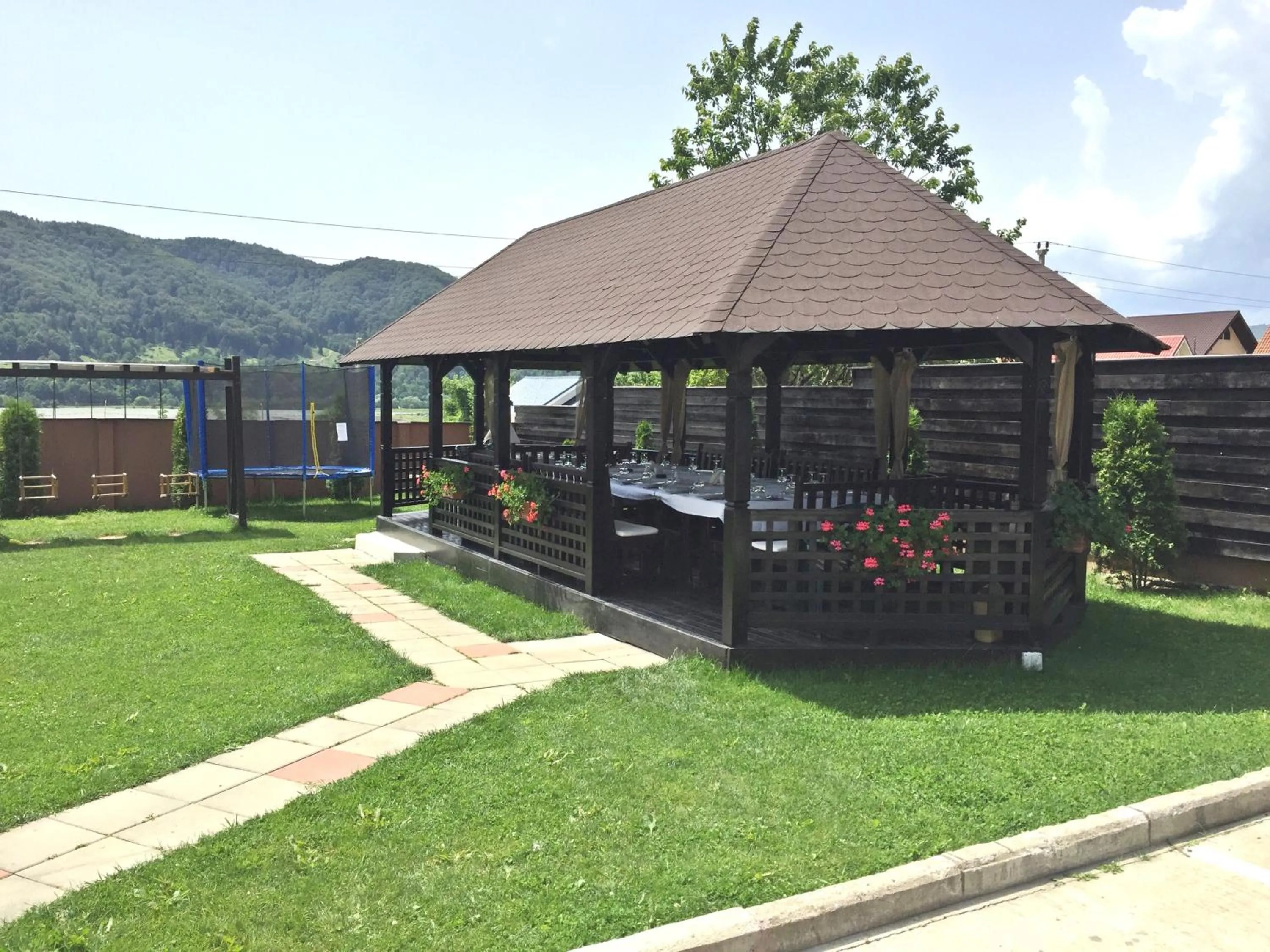Restaurant/places to eat in Pensiunea Camena