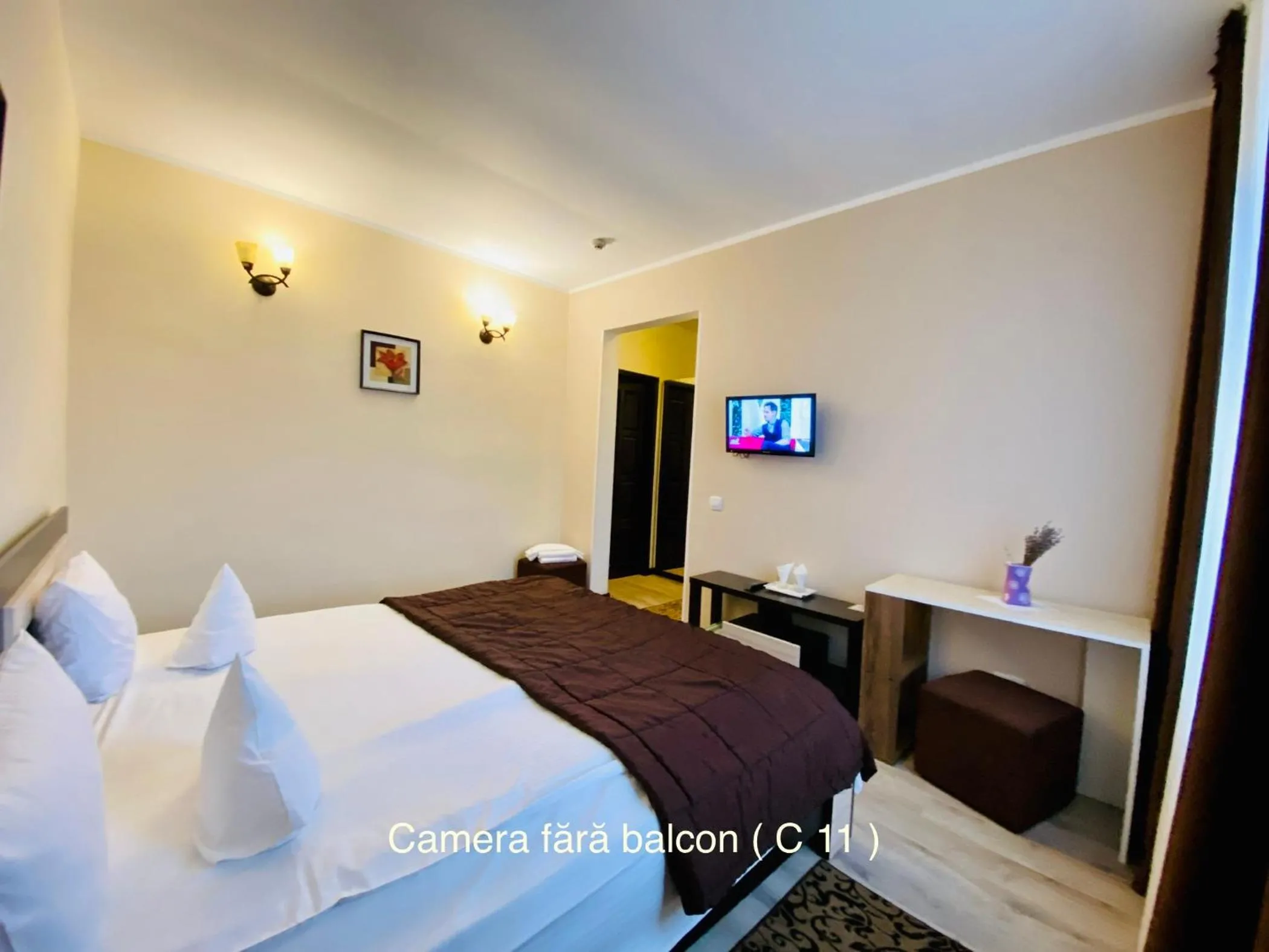 Bed in Pensiunea Camena