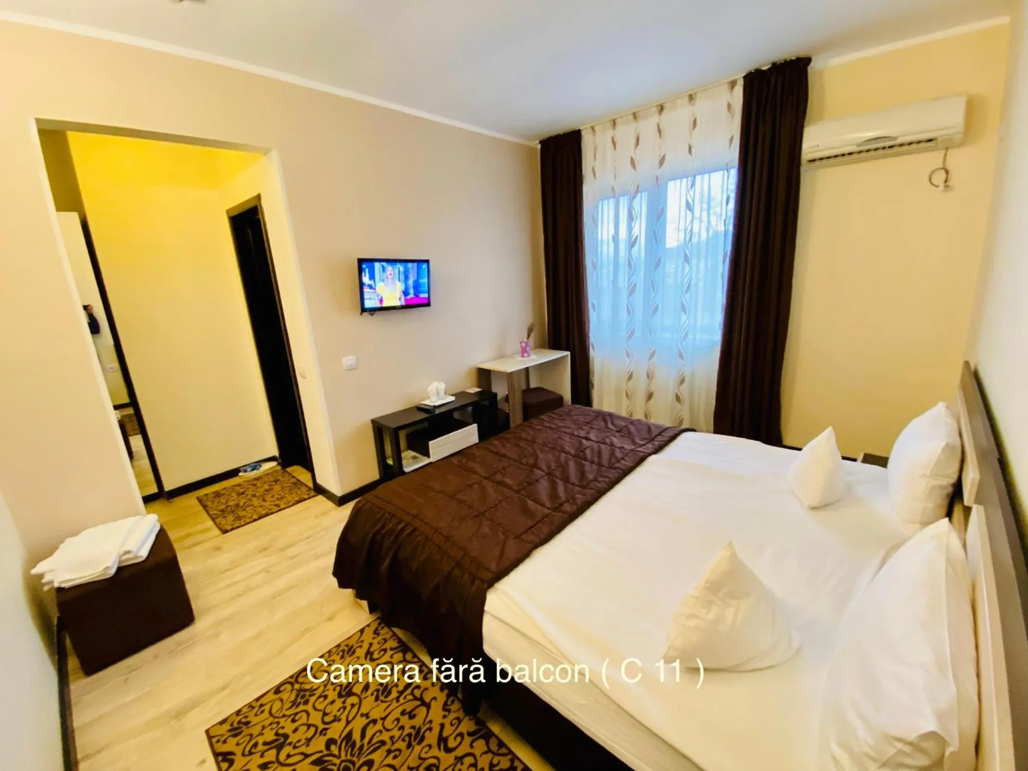Bed in Pensiunea Camena