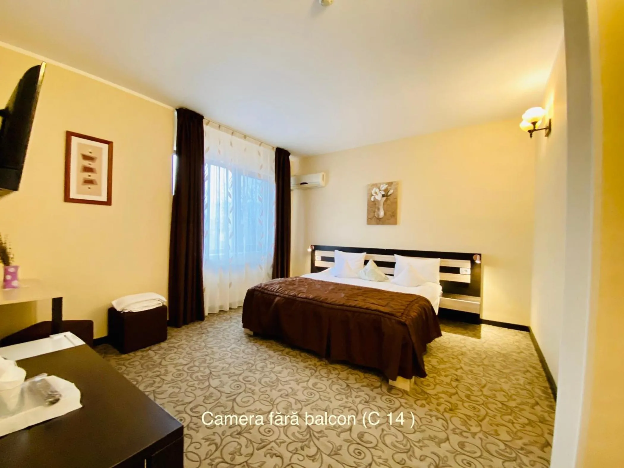 Bed in Pensiunea Camena