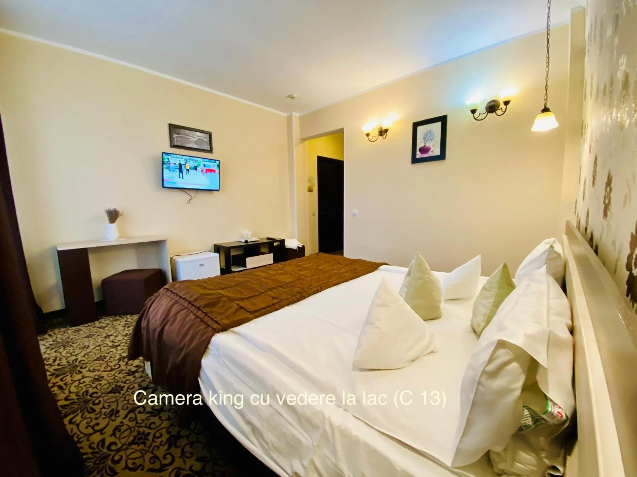 Bed in Pensiunea Camena
