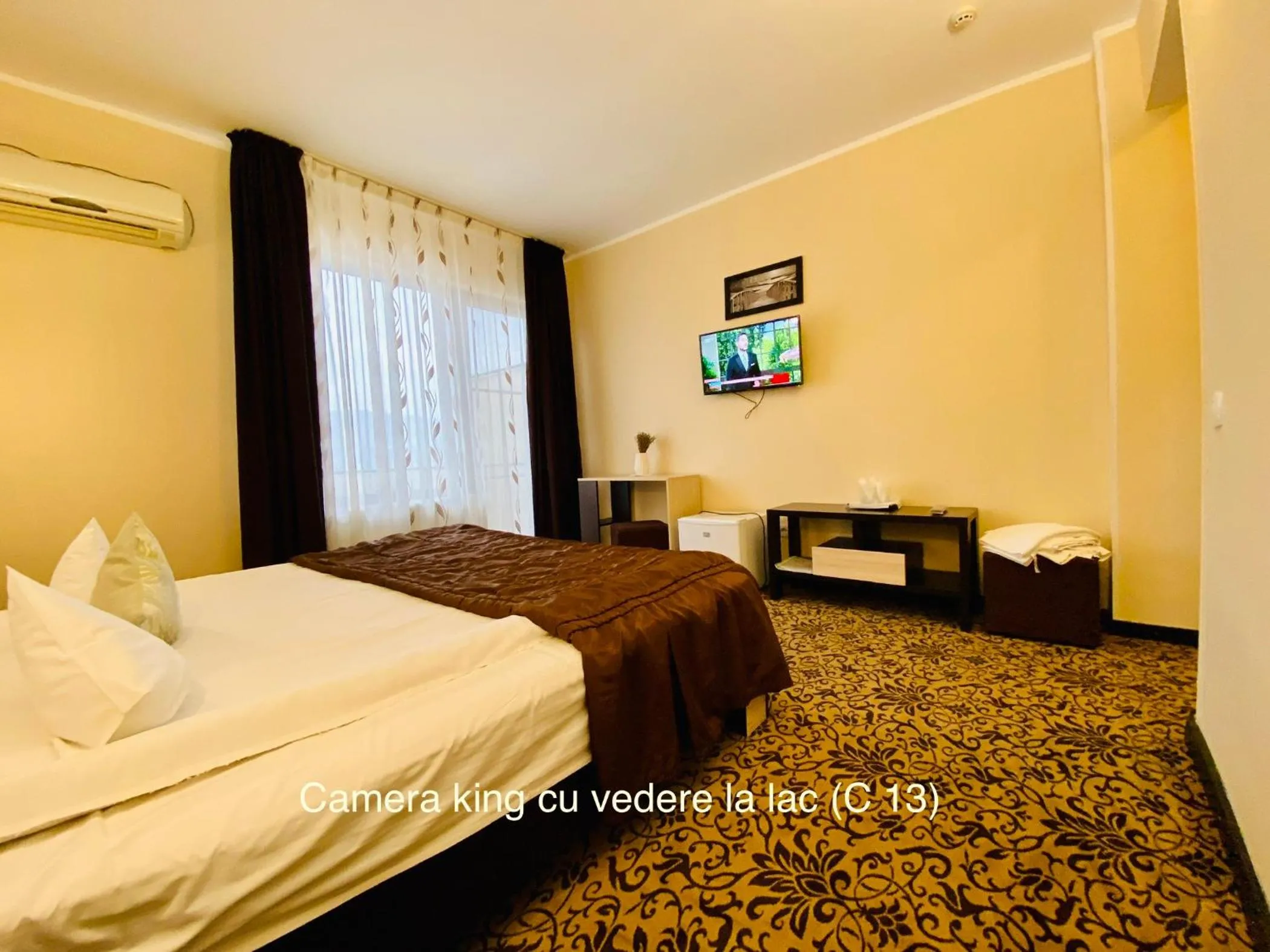 Bed in Pensiunea Camena