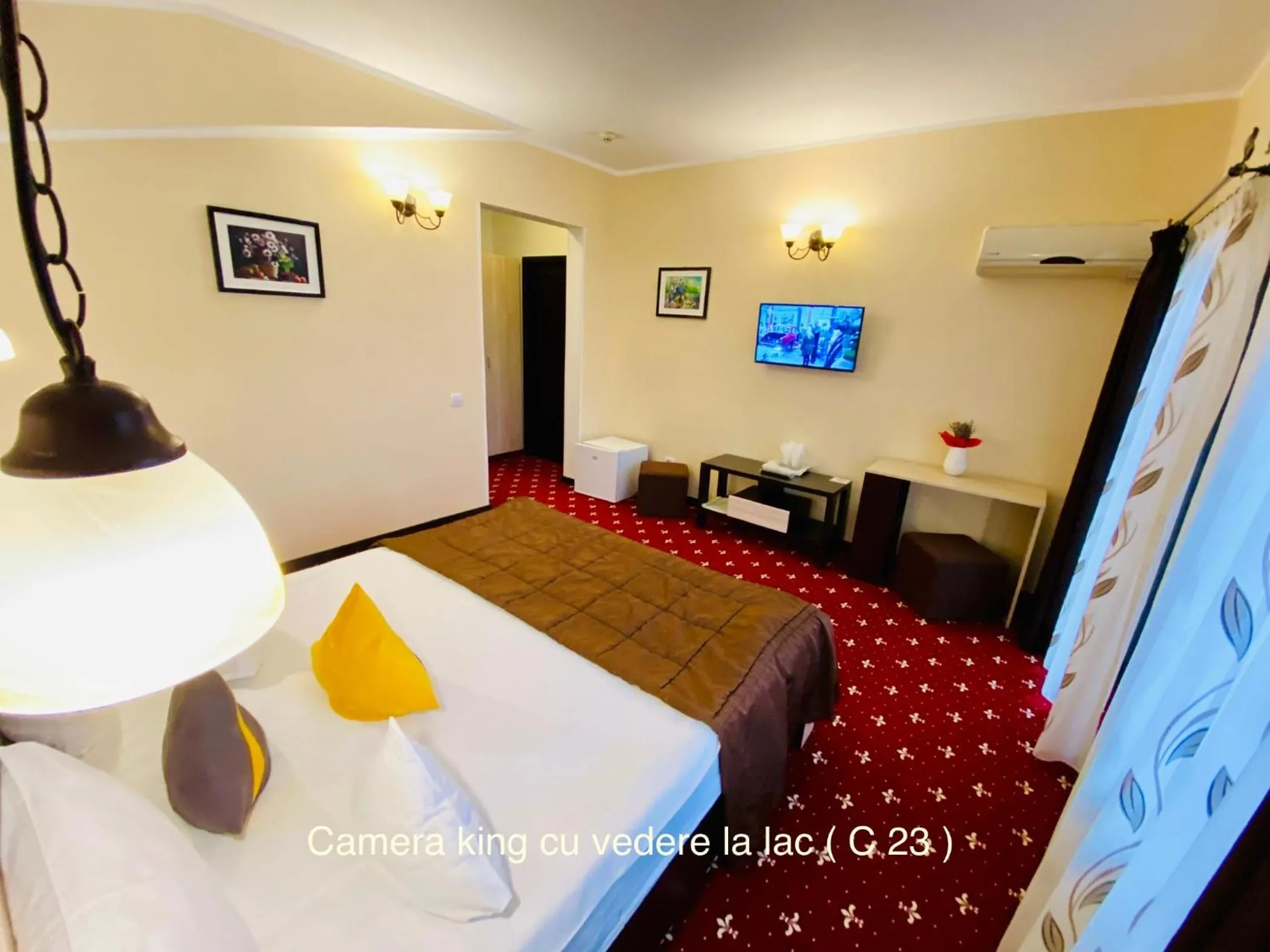 Bed in Pensiunea Camena