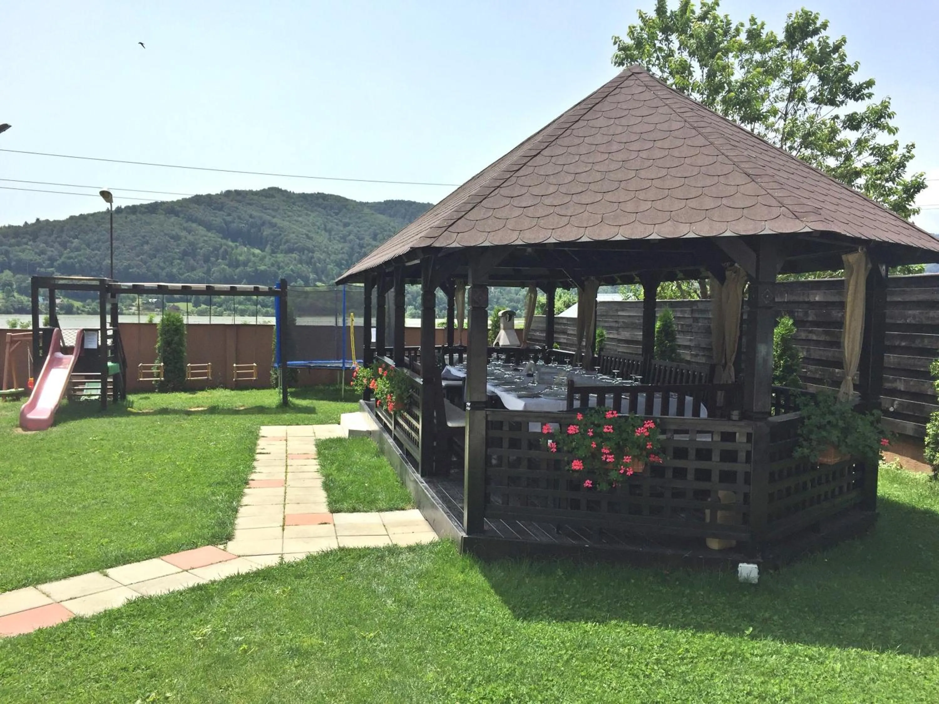 Restaurant/places to eat in Pensiunea Camena