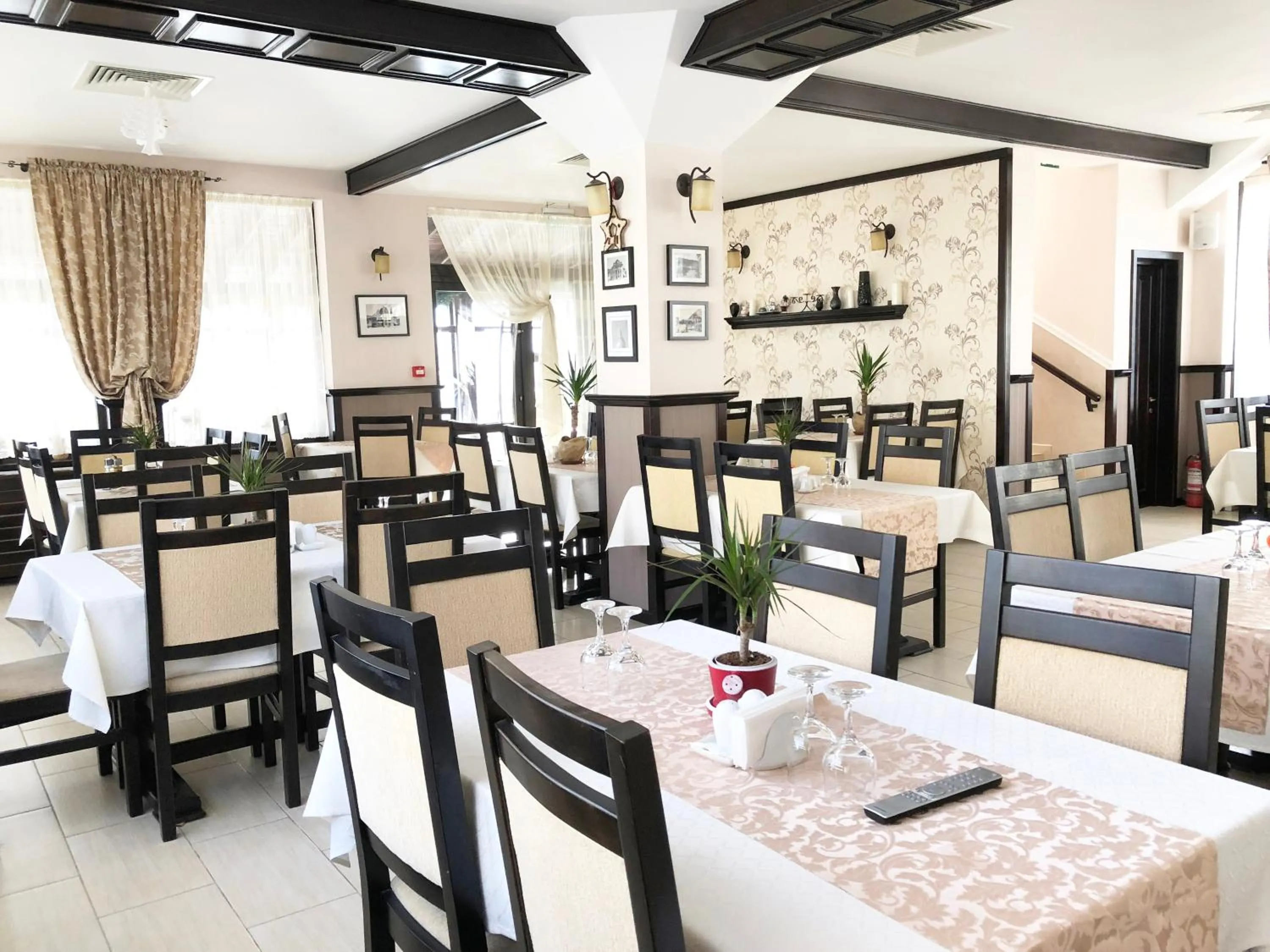 Restaurant/places to eat in Pensiunea Camena